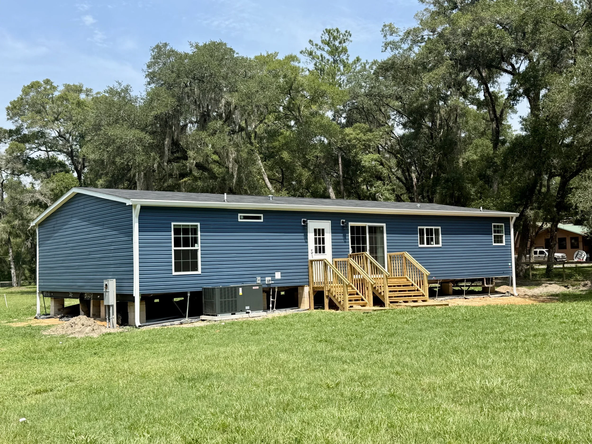 White seamless gutters installed on back of a new mobile home in Northwest Ocala, Florida