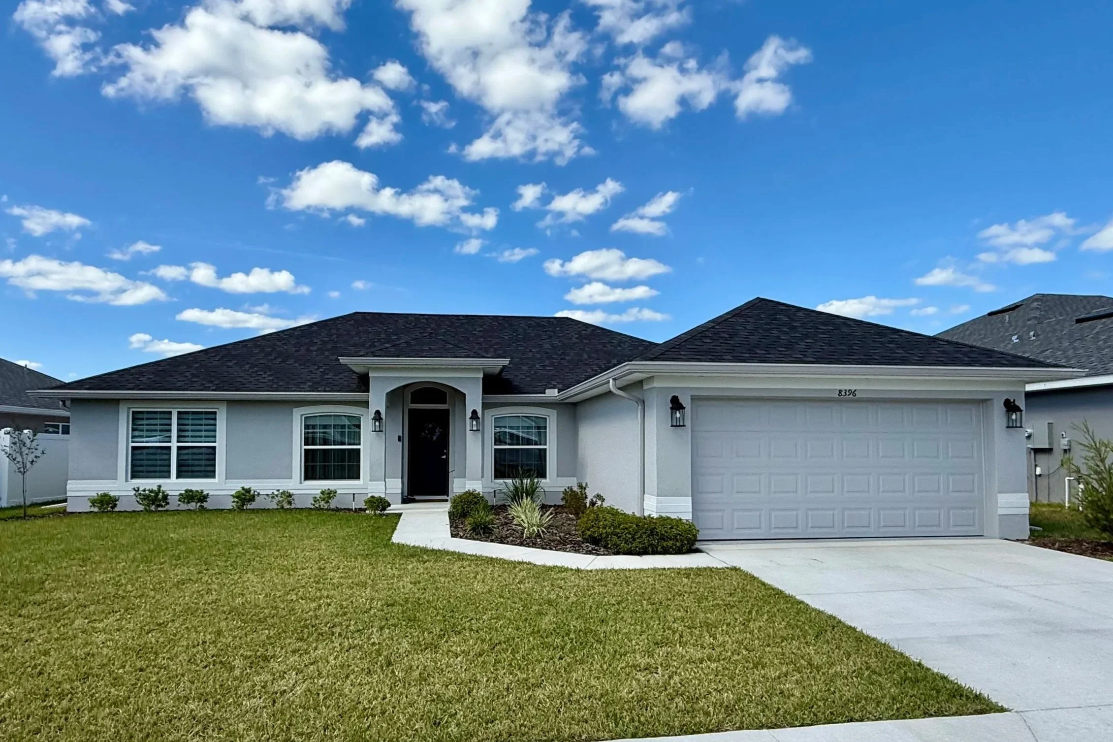 White seamless gutters installed on home in Dunnellon, Florida