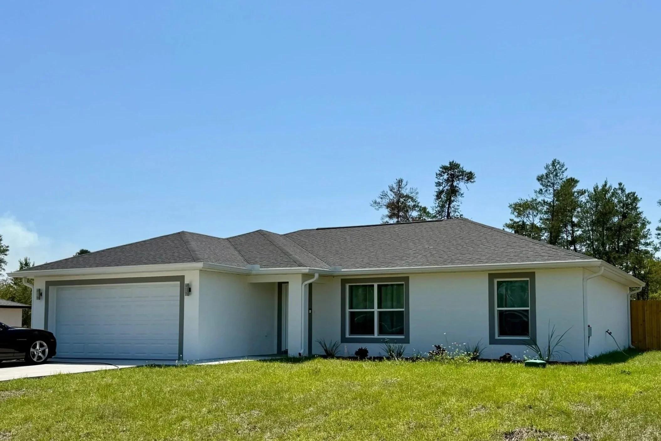White seamless gutters installed on a home in Marion Oaks, Florida.