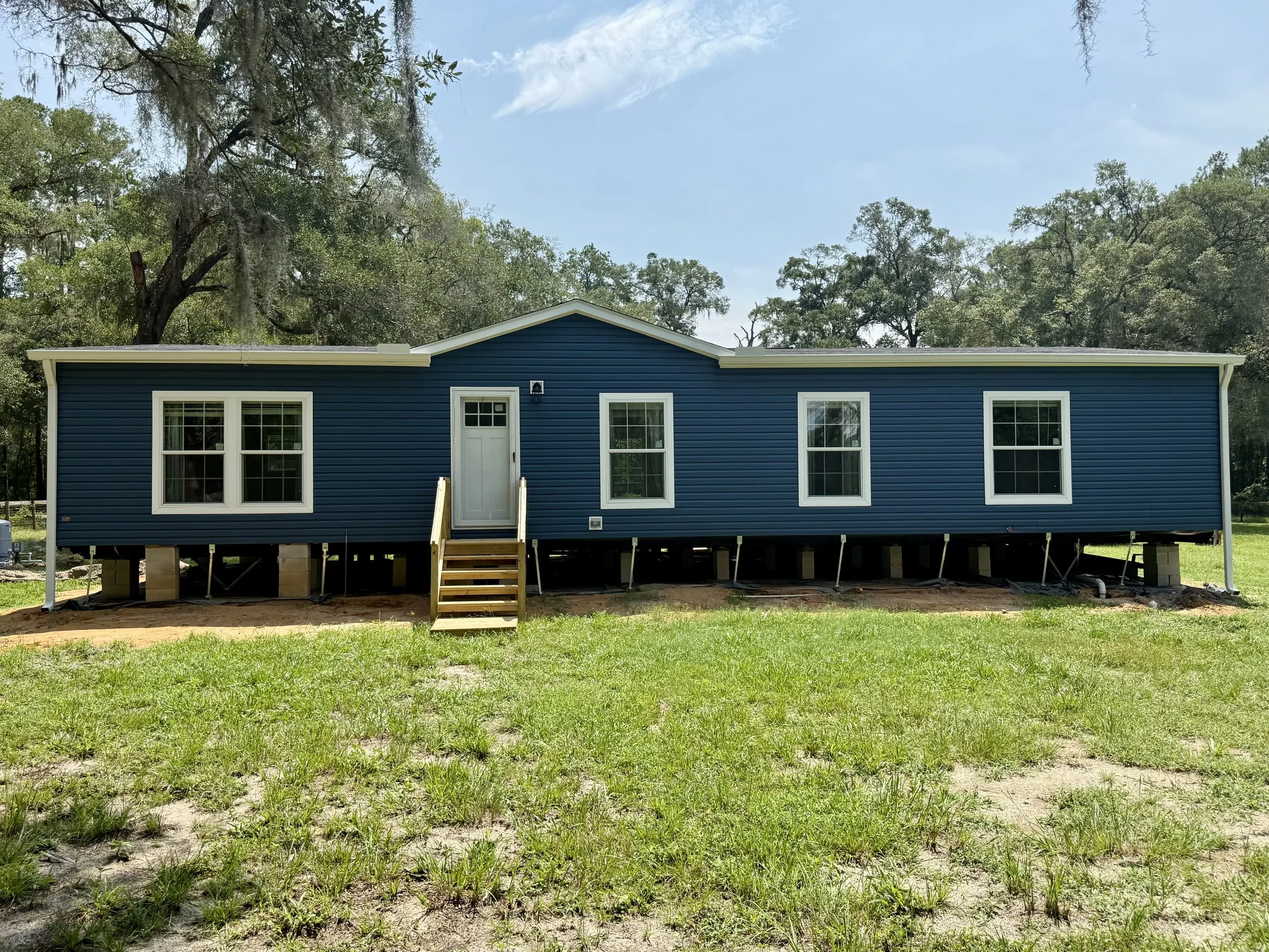 White seamless gutters installed on front of a new mobile home in Northwest Ocala, Florida
