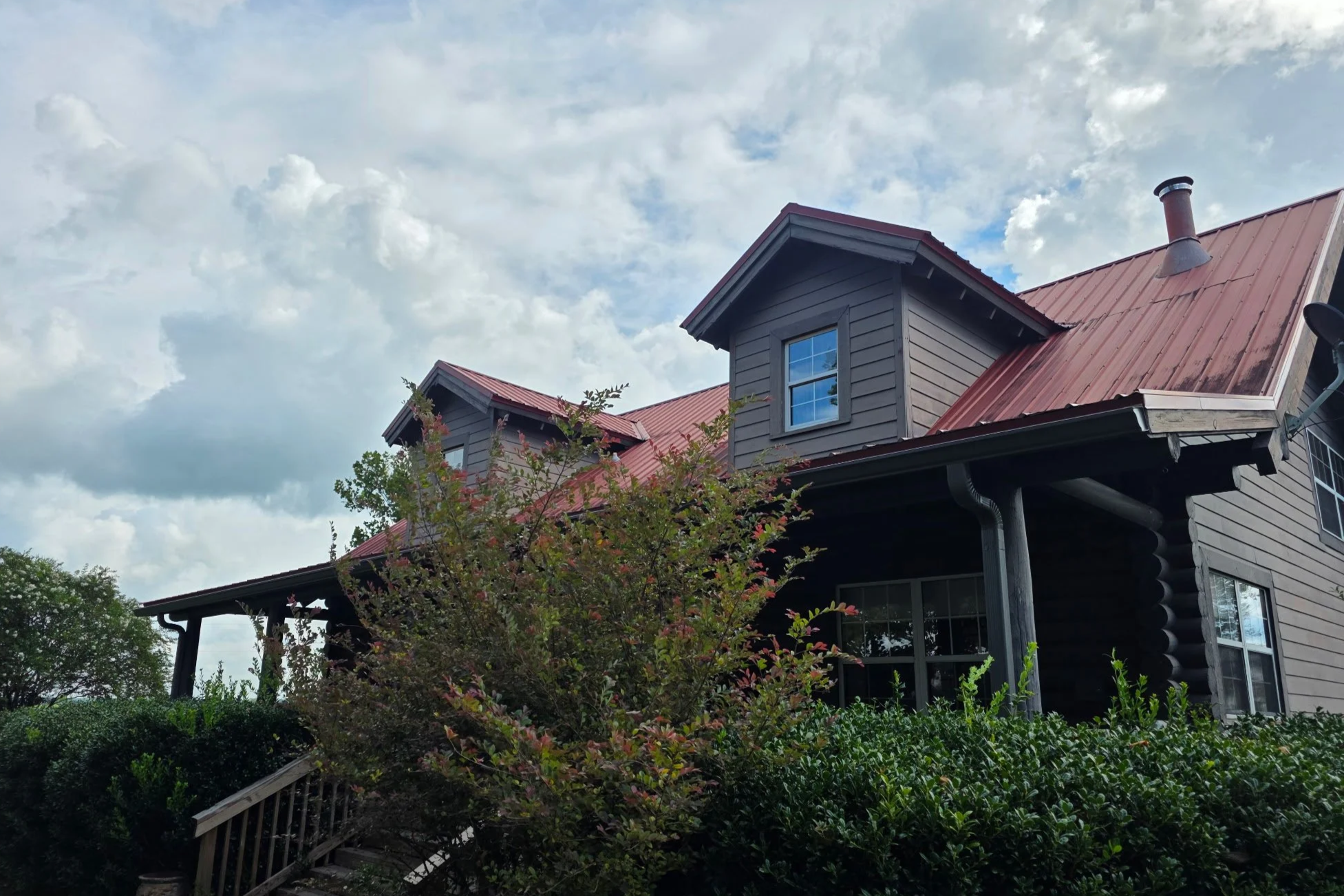 Charcoal Gray seamless gutters installed on rustic-style home in Dunnellon, Florida