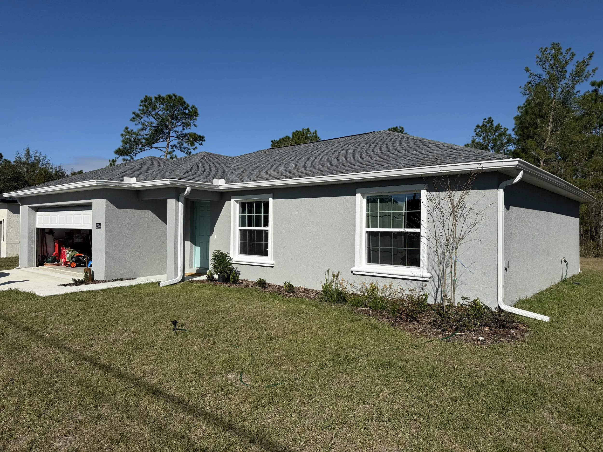 White seamless gutters installed on home in Marion Oaks, Florida