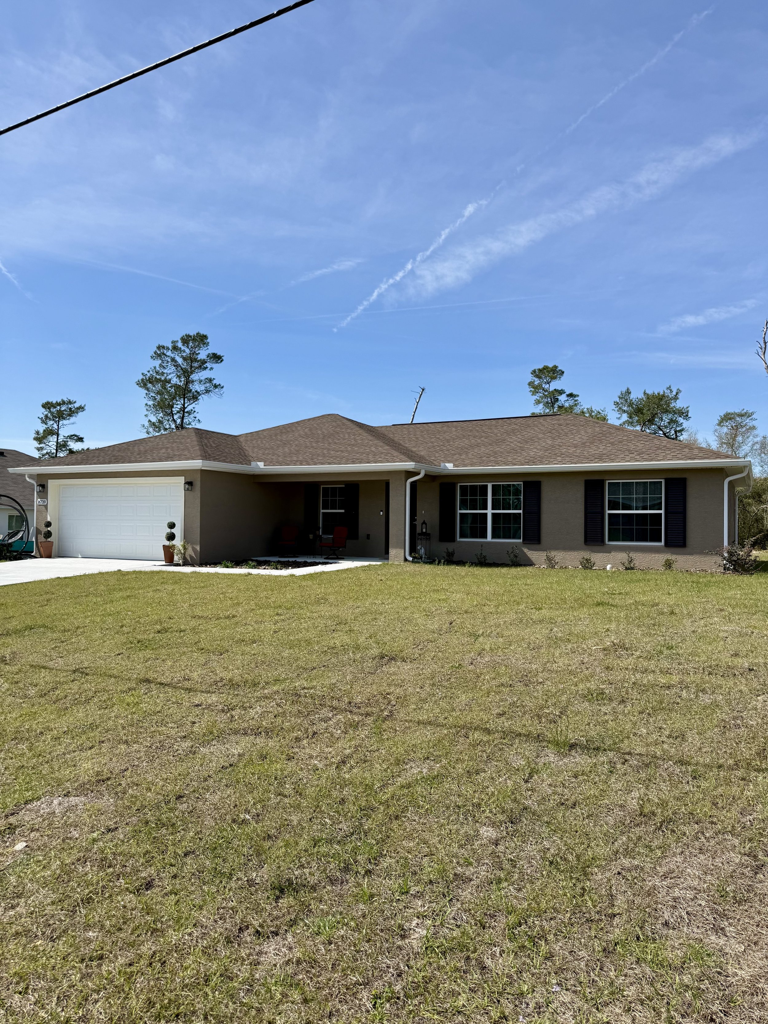 White seamless gutters installed on home in Marion Oaks, Florida
