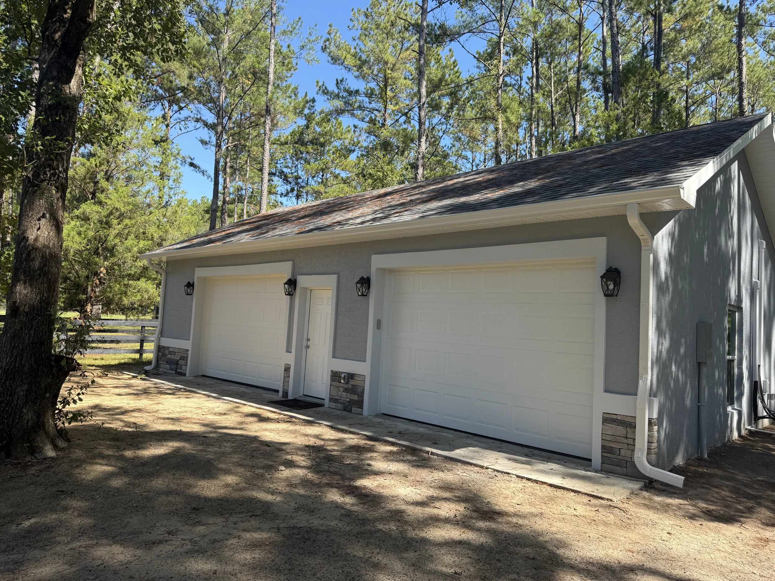 White seamless gutters installed on detached garage in Williston, Florida