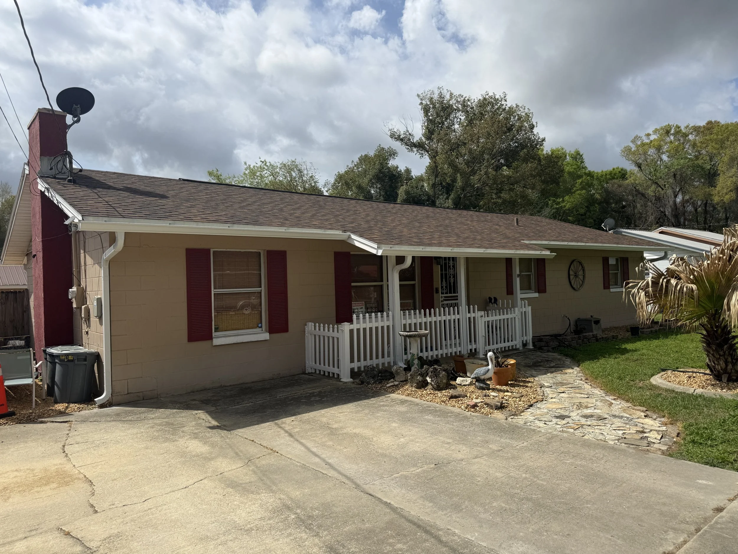 White seamless gutters installed on front of home in Summerfield, Florida