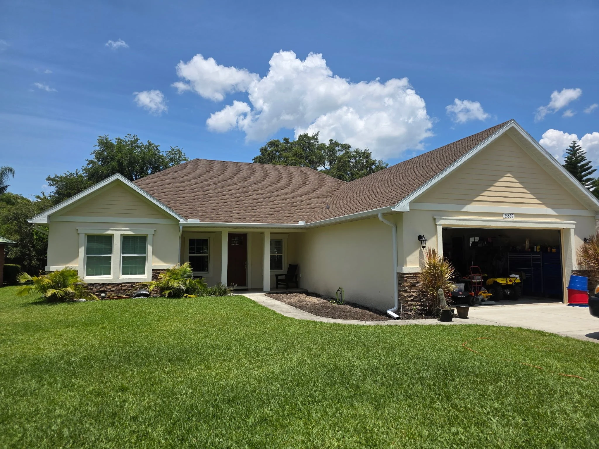 White seamless gutters installed on front of home in Harbor Shores, Leesburg, Florida