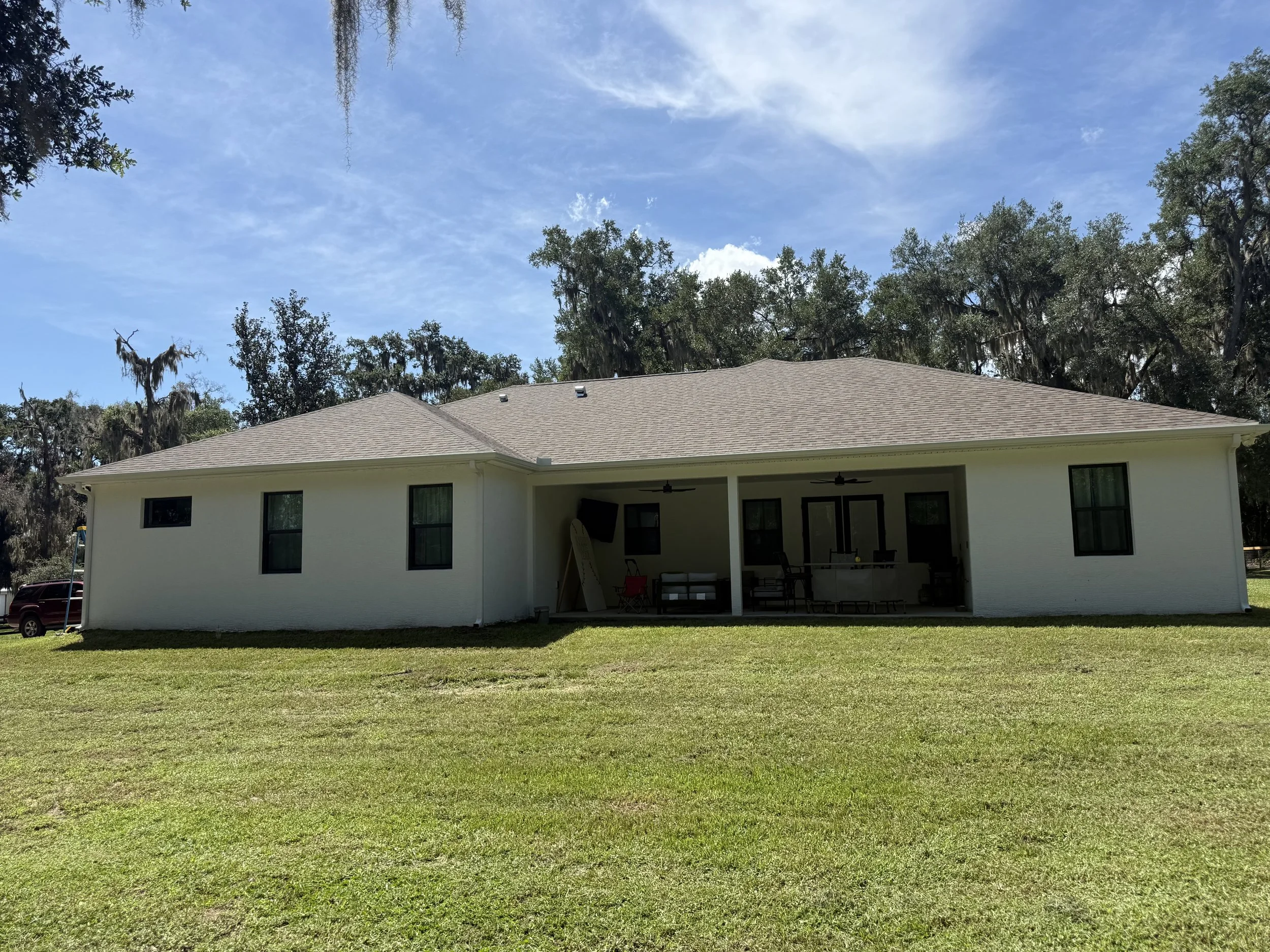 White seamless gutters and downspouts professionally installed on a home in Fruitland Park, Florida.
