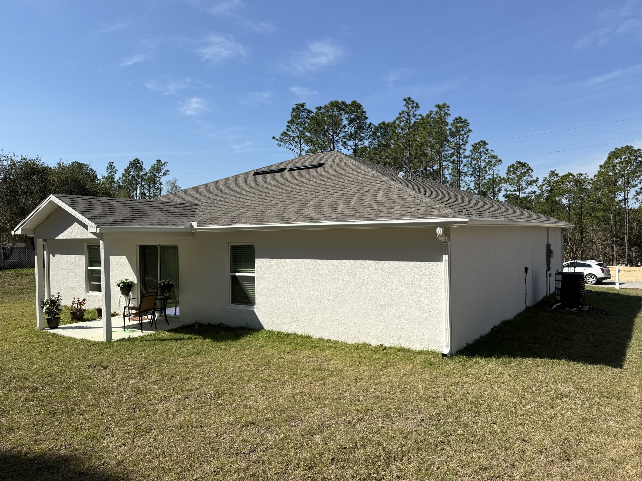 White seamless gutters installed along rear roofline of home in Citrus Springs, Florida