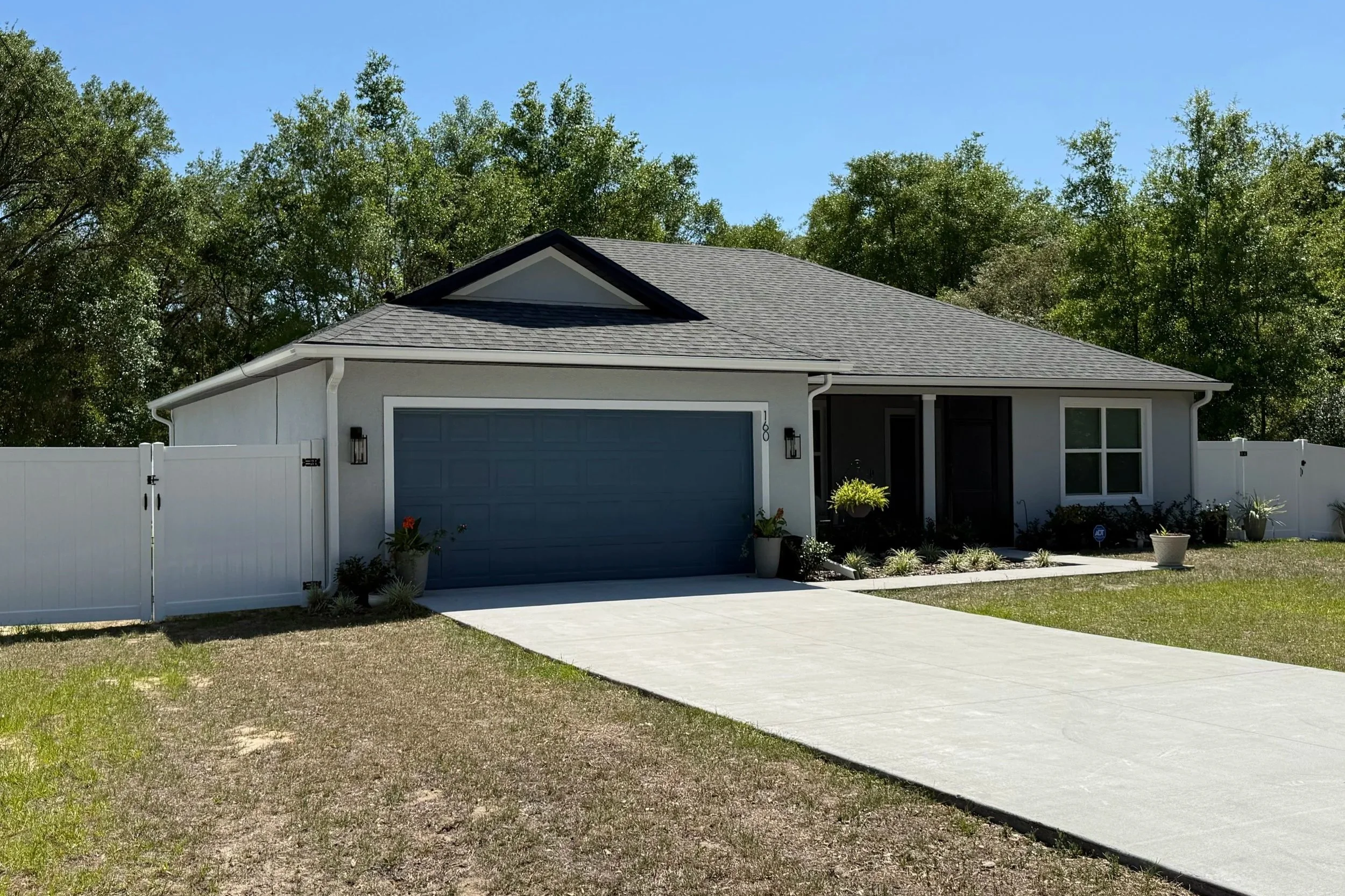 White seamless gutters installed on gray home in Ocklawaha, Florida