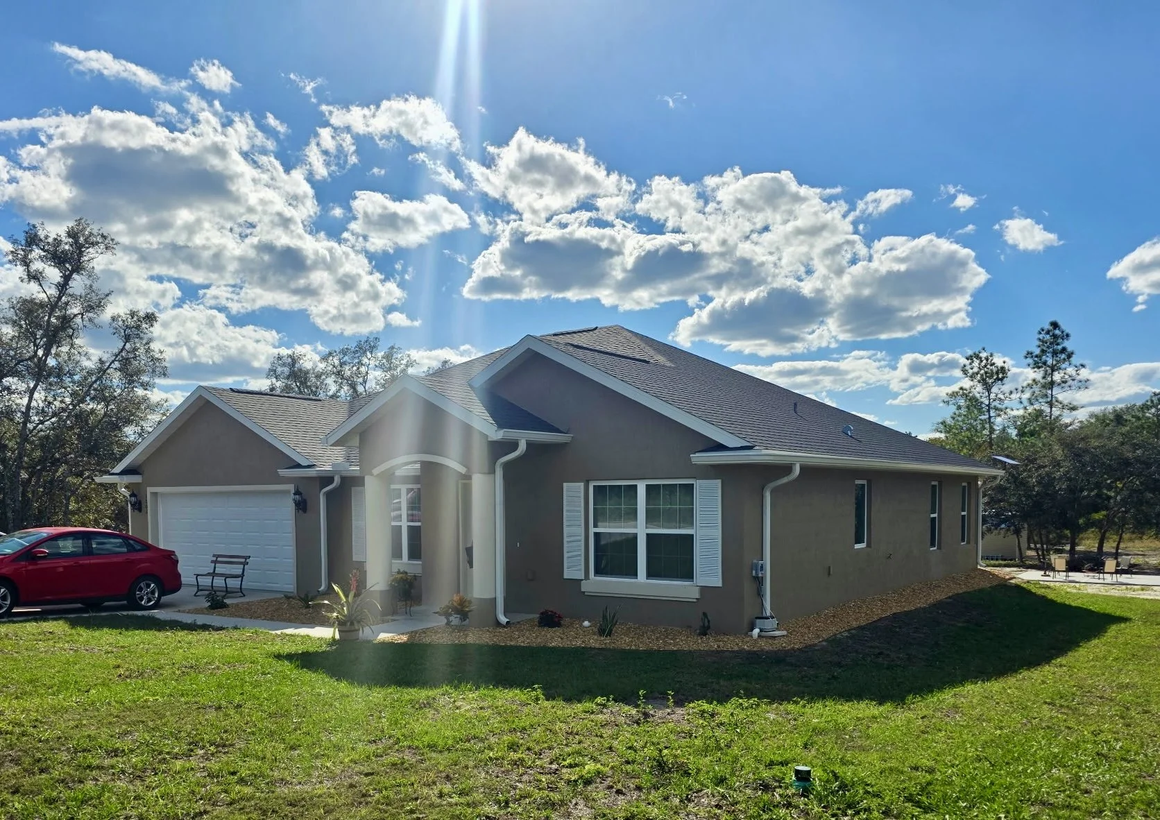 White seamless gutters installed on front of home in Rolling Hills, Dunnellon, Florida