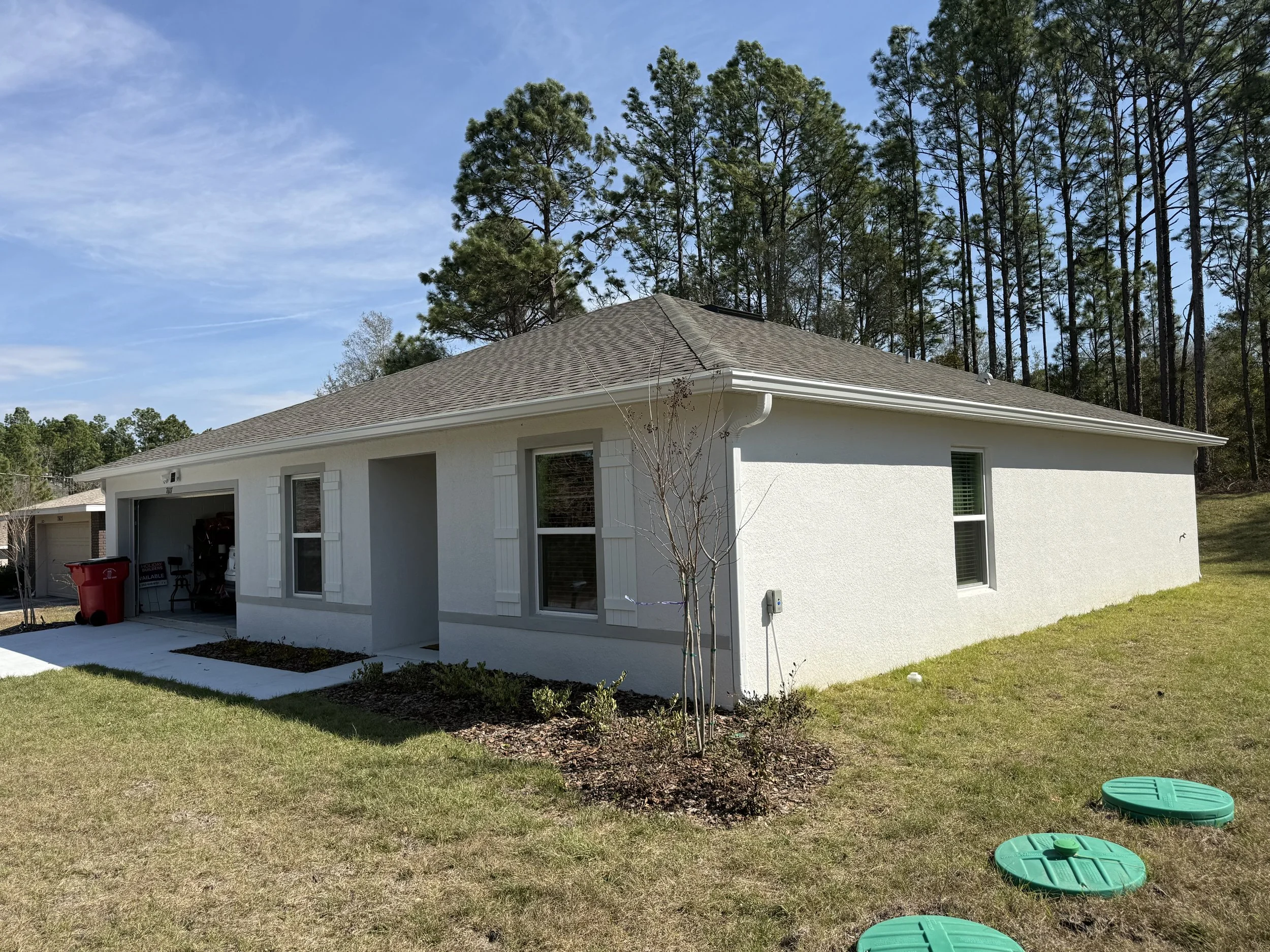 White seamless gutter installation along front roofline of home in Citrus Springs, Florida