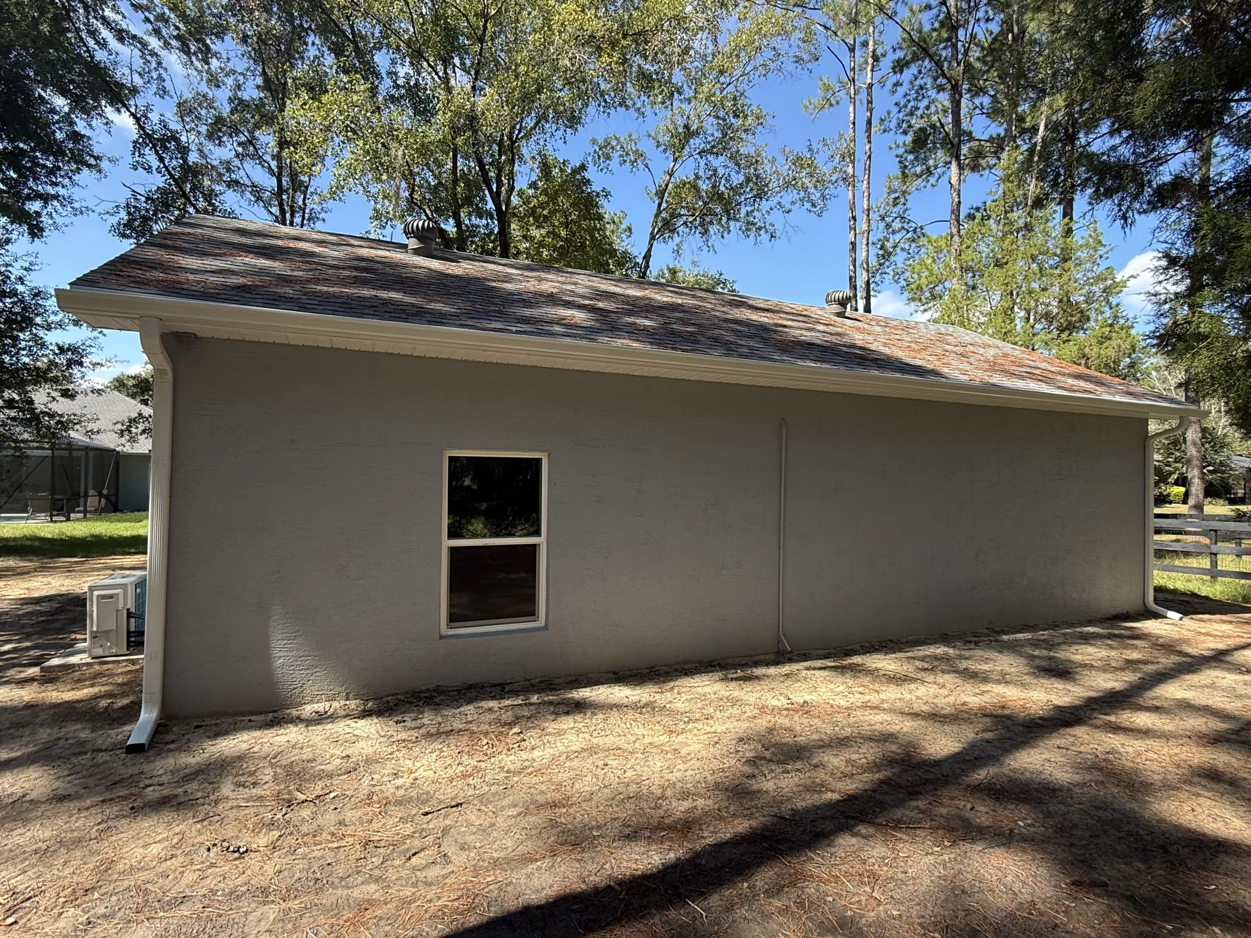 White seamless gutters installed on detached garage in Williston, Florida