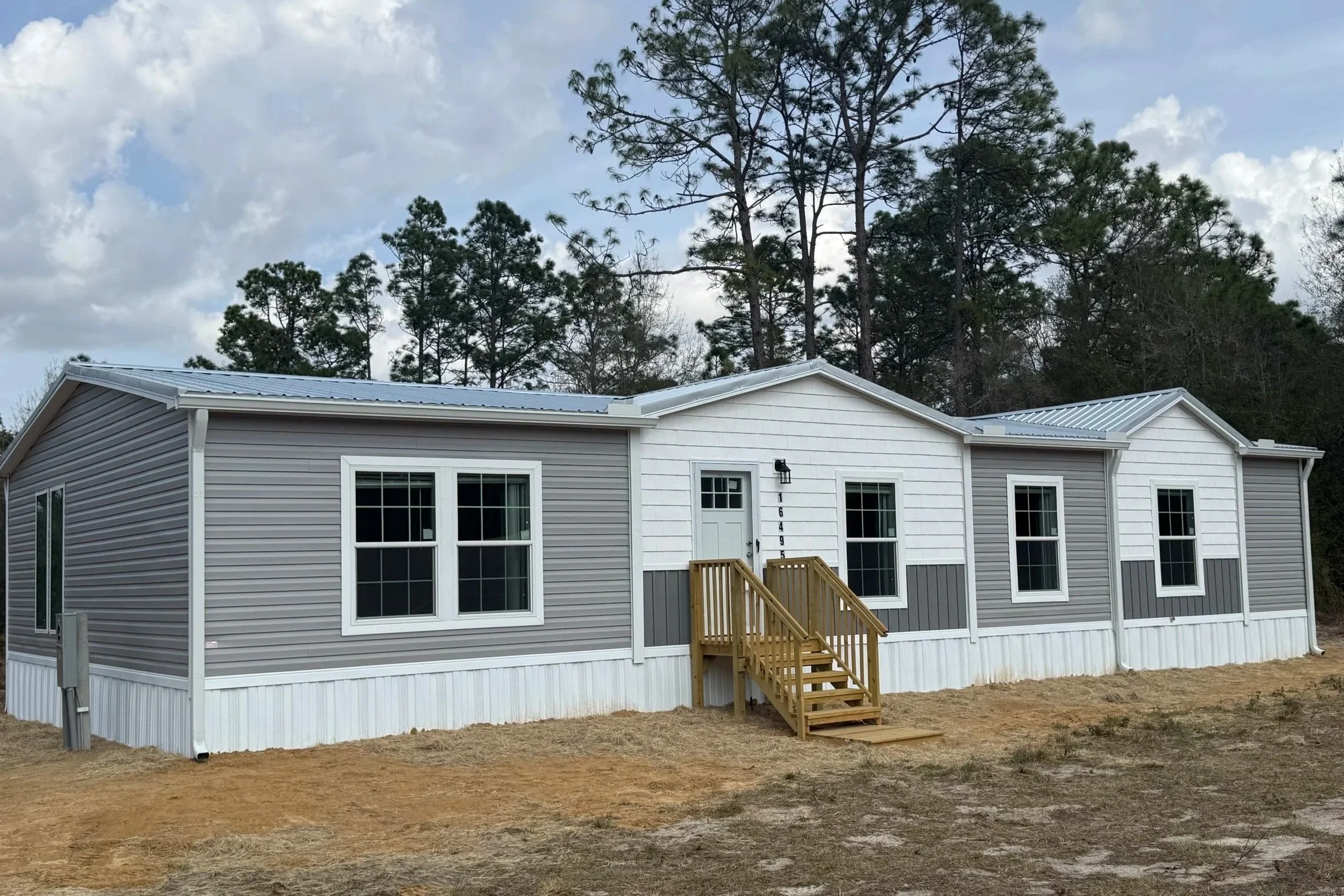 White seamless gutters installed on a new mobile home in Northwest Ocala, Florida.