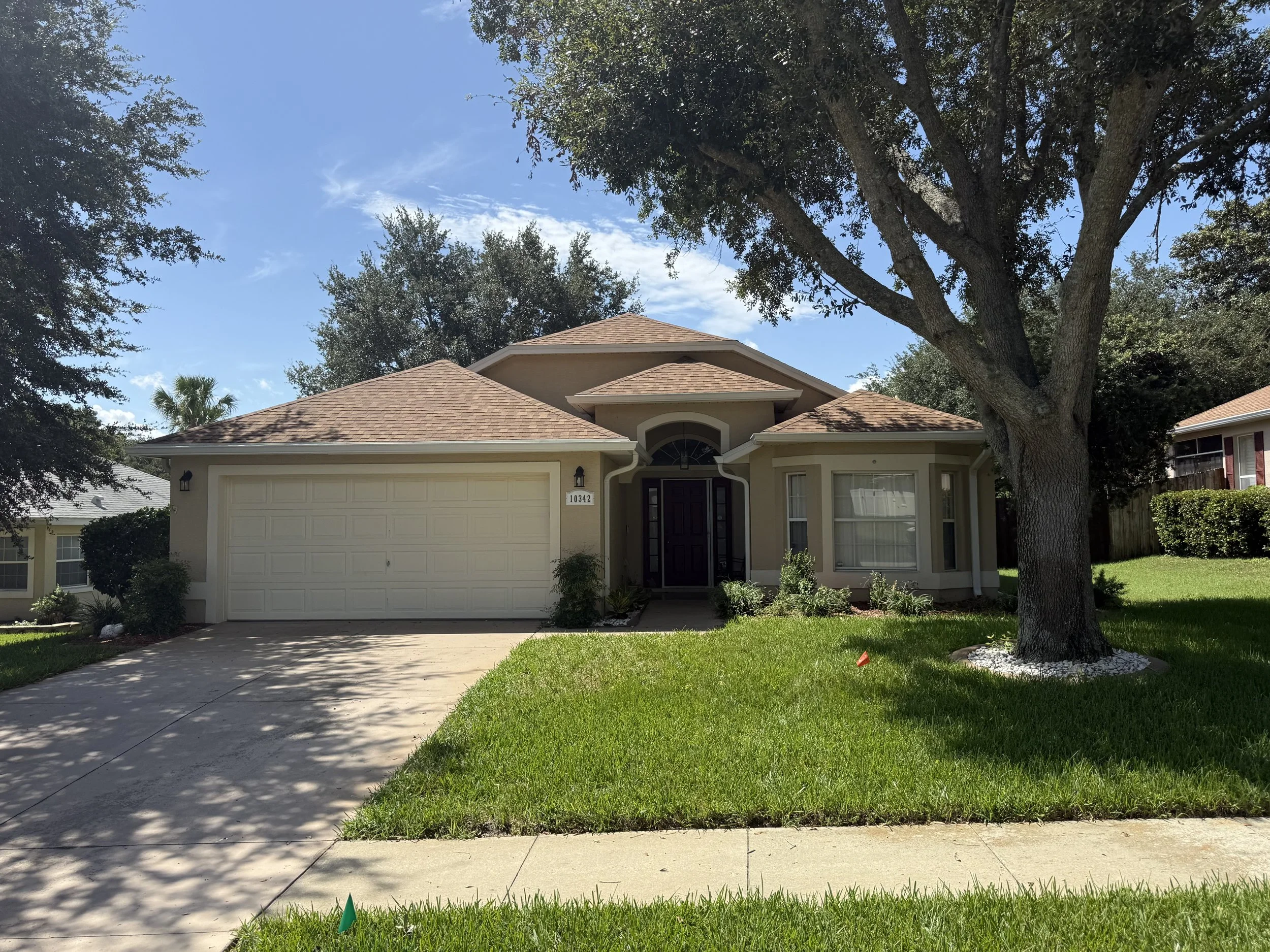 White seamless gutters installed on a residential home in Oakmont at Silver Lake in Leesburg, Florida.