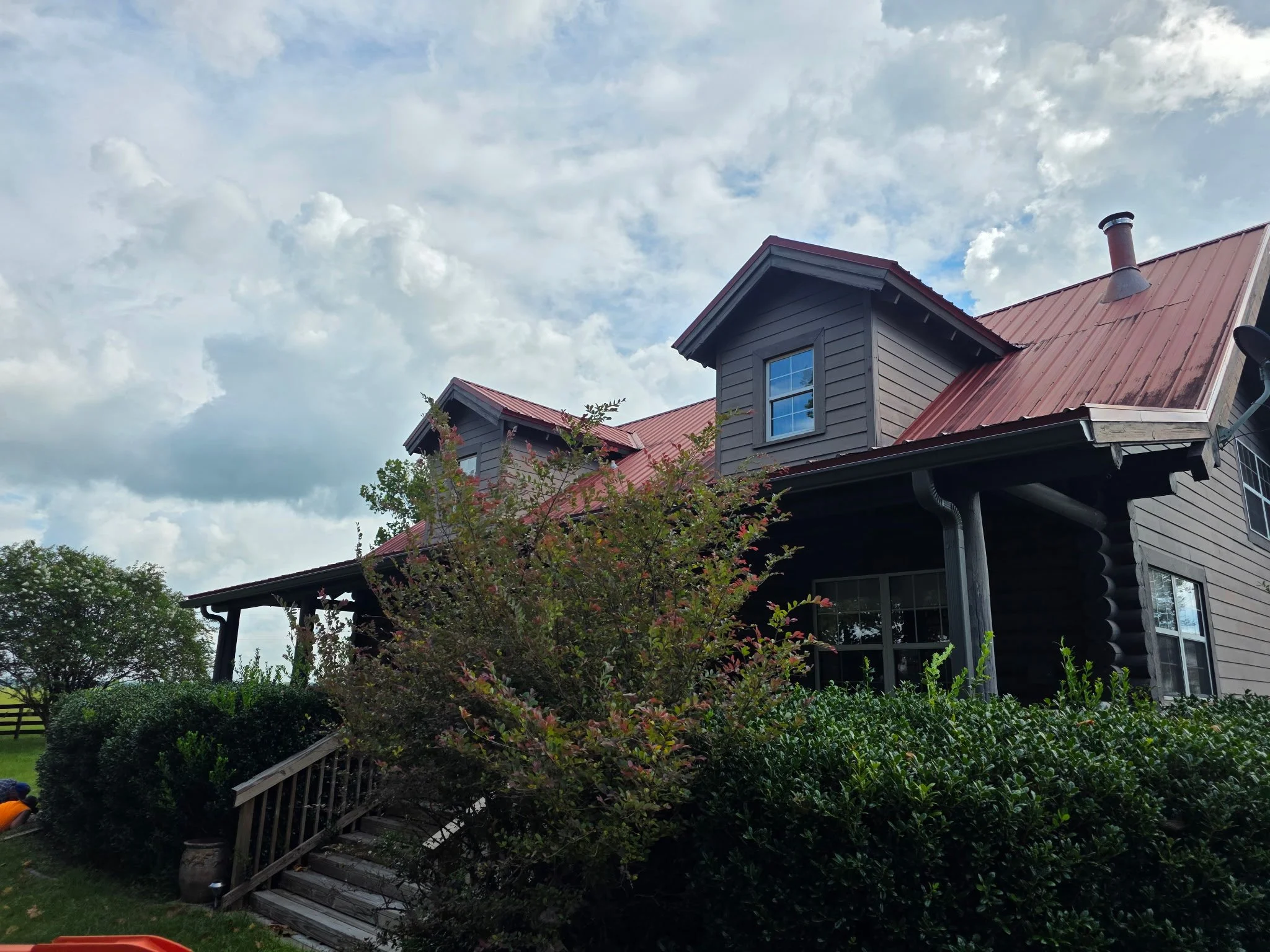 Charcoal Gray seamless gutters installed on home in Dunnellon, Florida