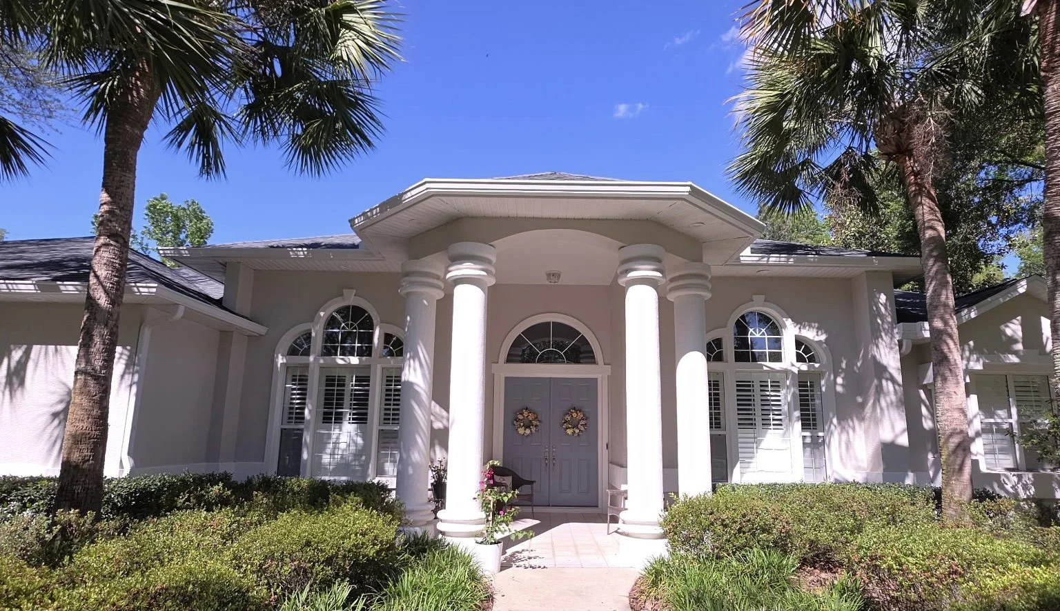 White 6-inch seamless gutters installed on home in Country Club of Ocala, Florida