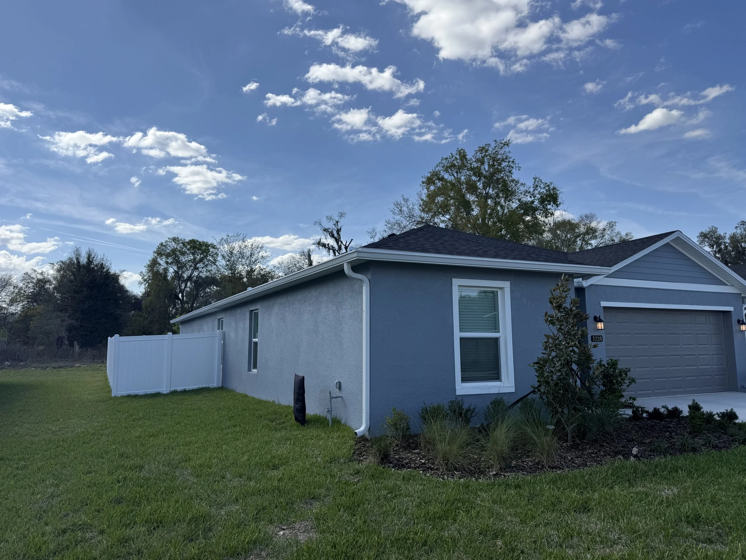 Side view of White seamless gutters installed on home in Heath Preserve in Northwest Ocala, Florida