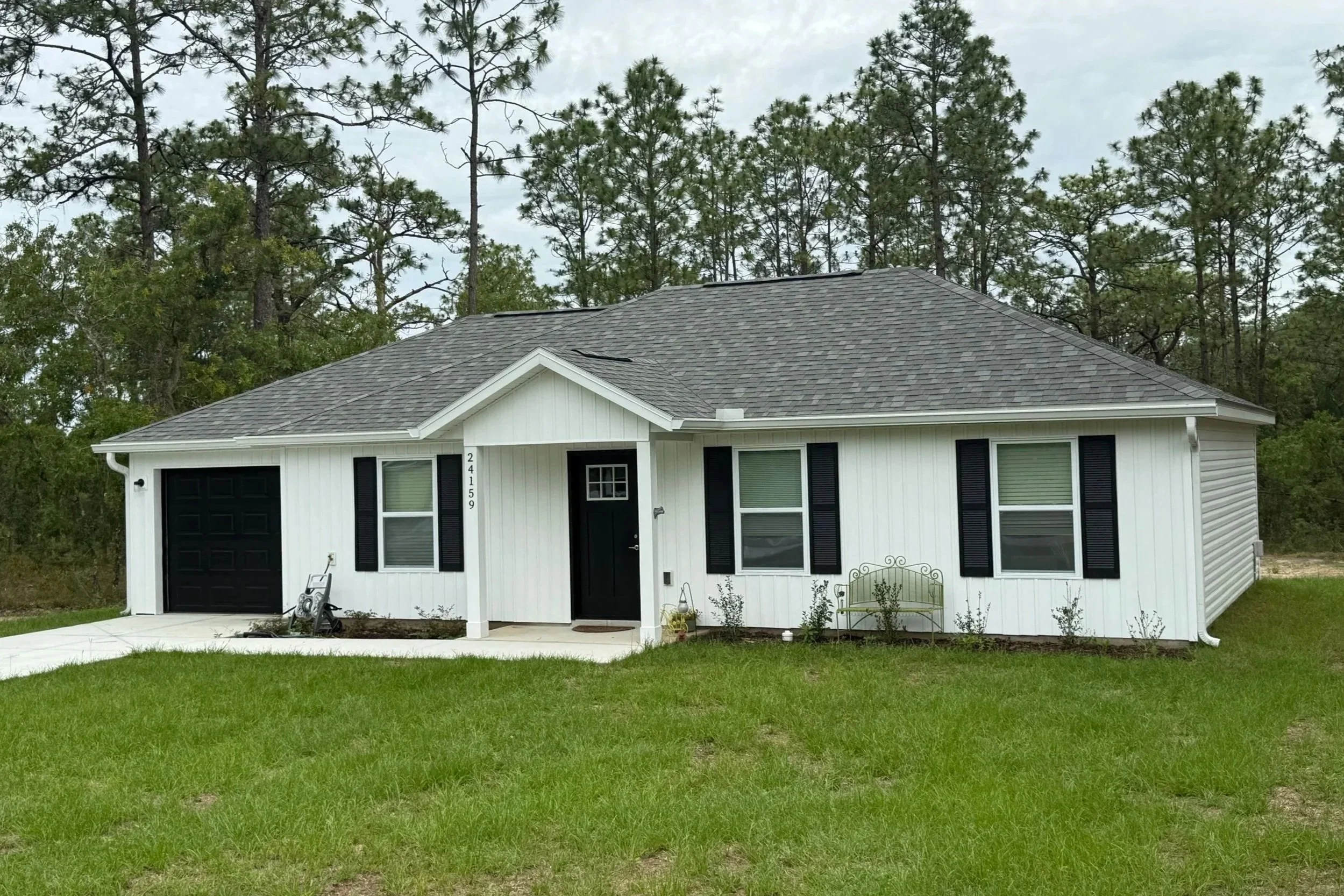 White seamless gutters installed on home in Dunnellon, Florida