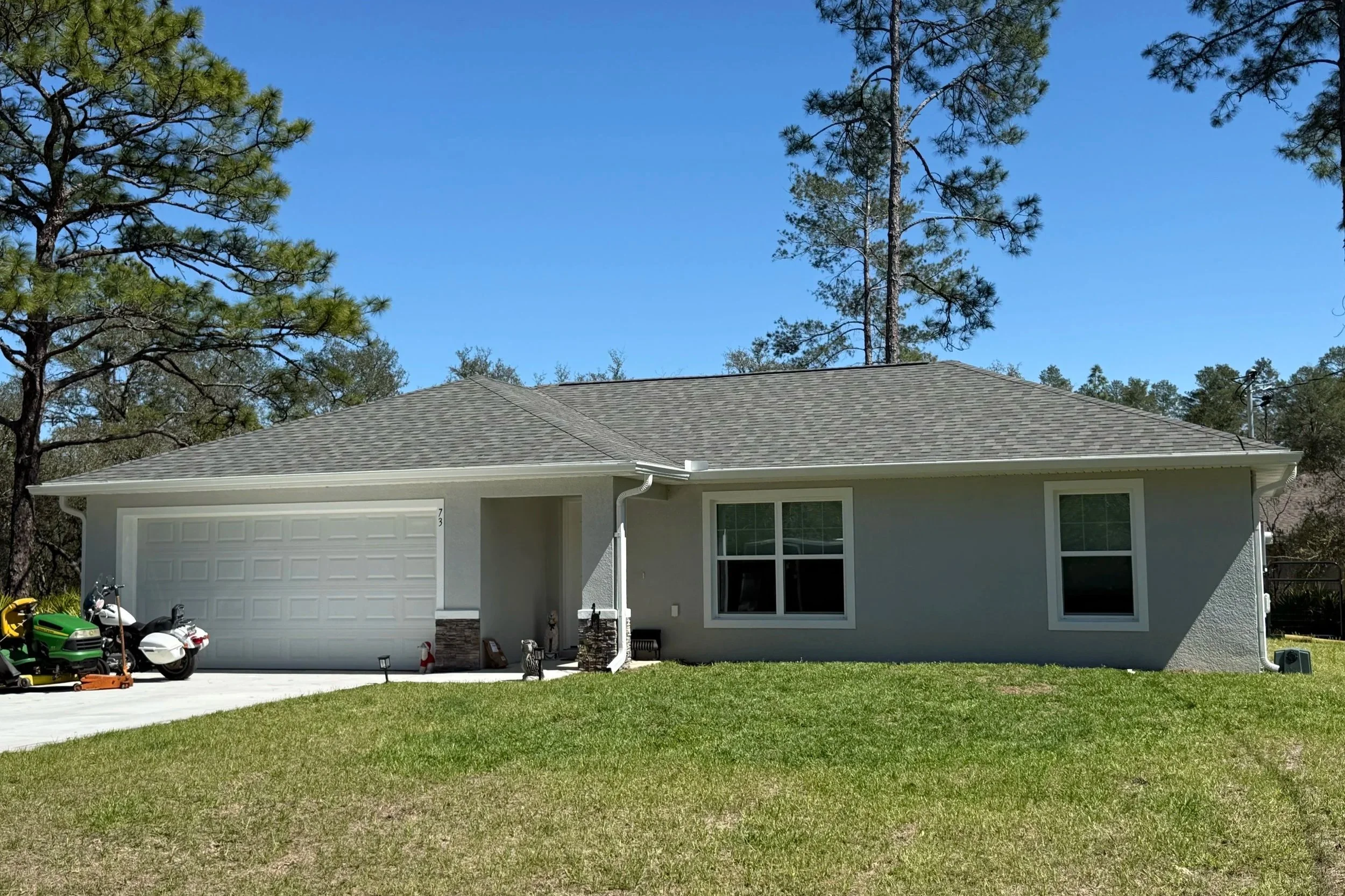 White seamless gutters installed on single-story home in Ocklawaha, Florida