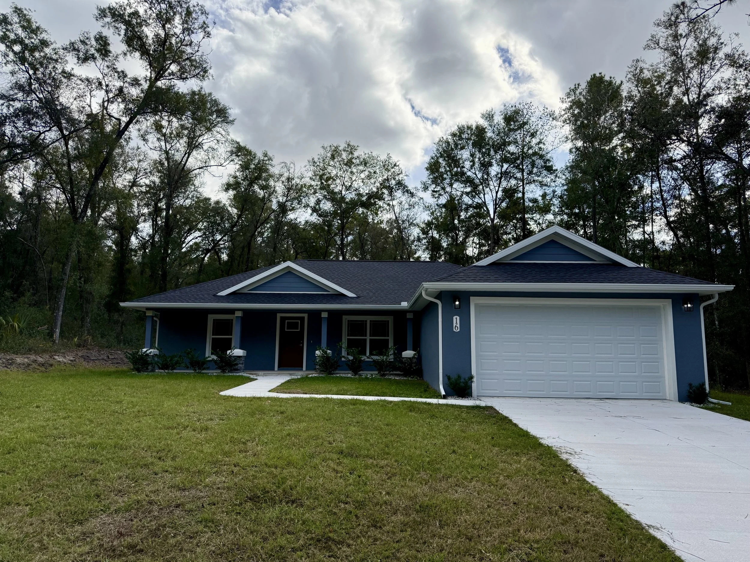 White seamless gutters installed on front of home in Citrus Springs, Florida