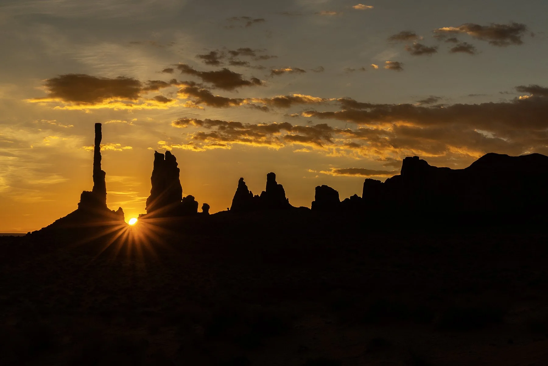 Sunrise in Monument Valley at Totum Pole
