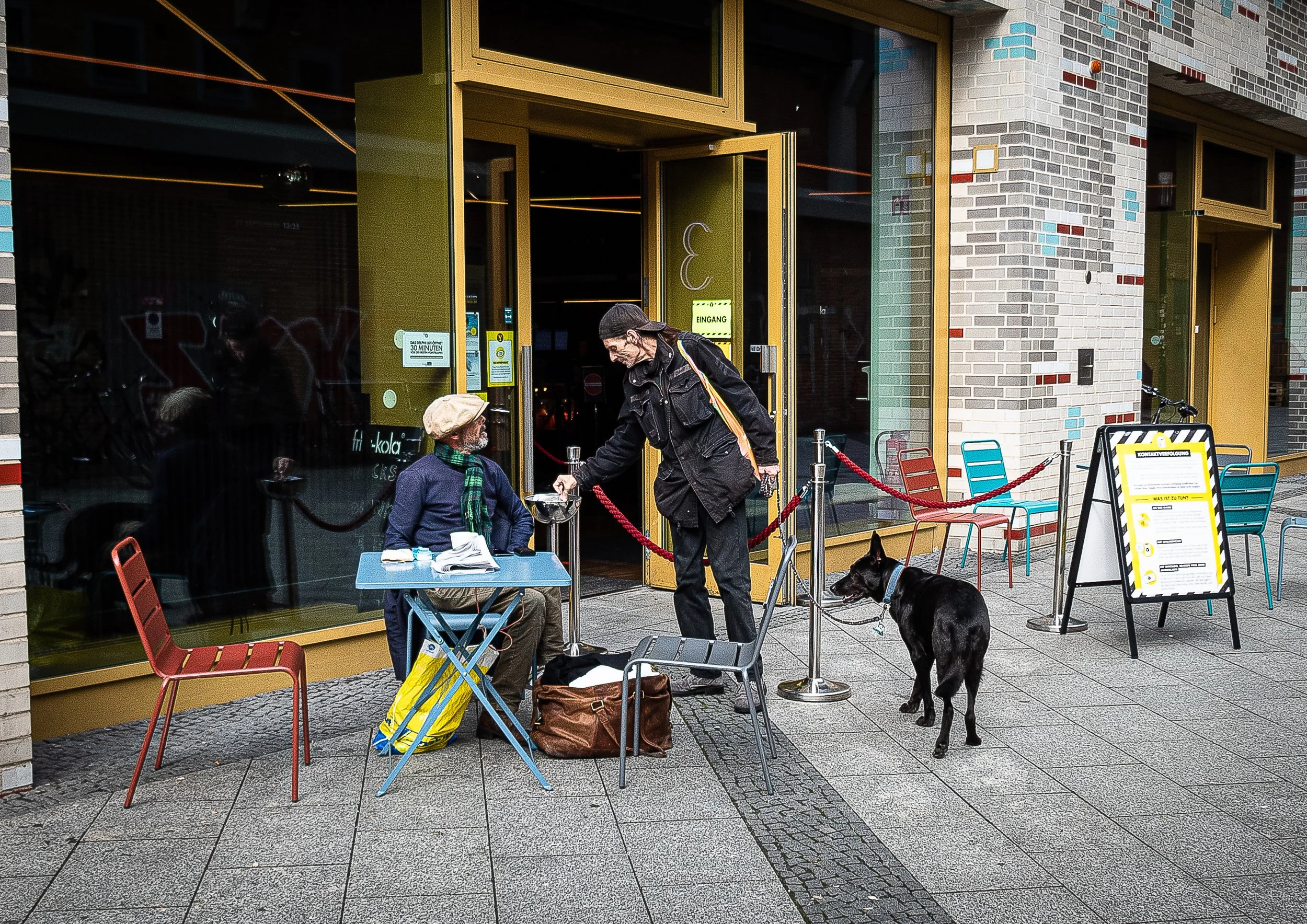 Zwei Männer mit Hund.jpg