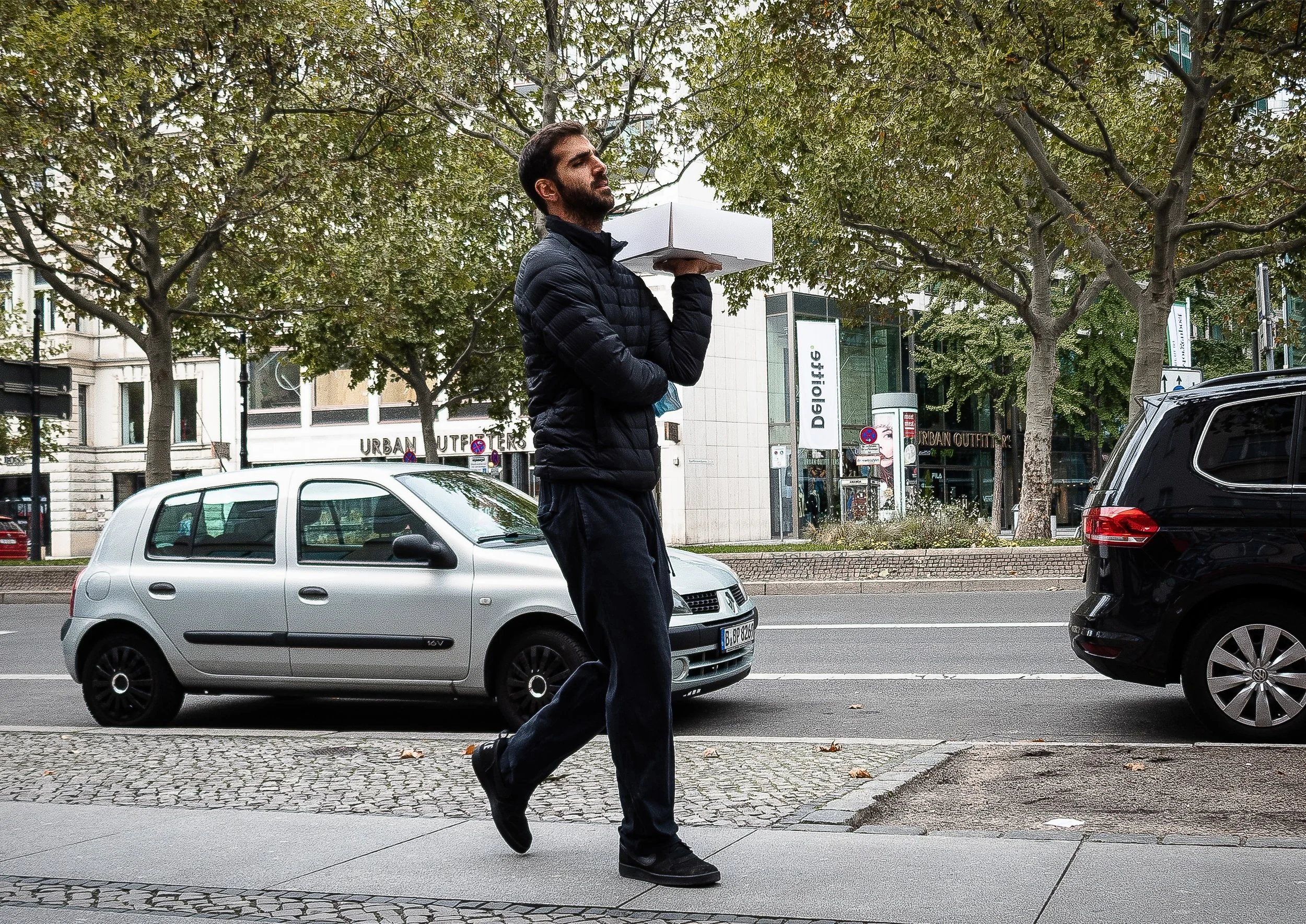 Mann mit Schachtel2.jpg