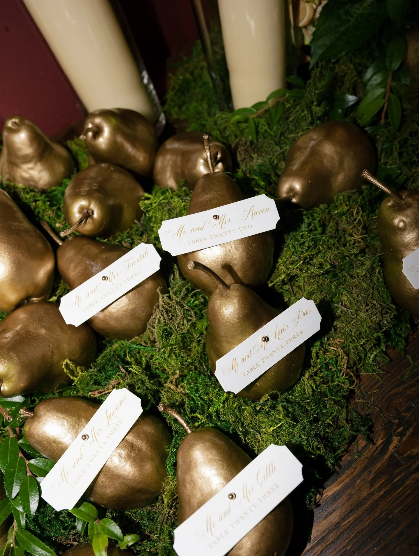 Only the coziest fall escort card display for The St. Clairs 🕯️🍐🪞11.01.25

Venue: Kansas City Country Club
Photo: @jcjonesphotography 
Floral &amp; Pears: @laura.mohamadi 
Printing: @publicprintco