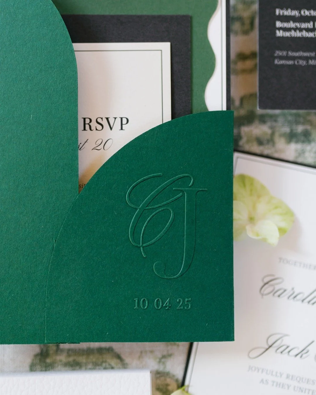 A masterclass on how your invites do in fact set the TONE for the celebration ahead.... choose wisely 💃✨ 

Planning &amp; Design: @theperfecttouchkc 
Photo: @westrosephotography
Venue: @uskcevents
Floral: @floriographykc 
Day-of Stationery: @scripty