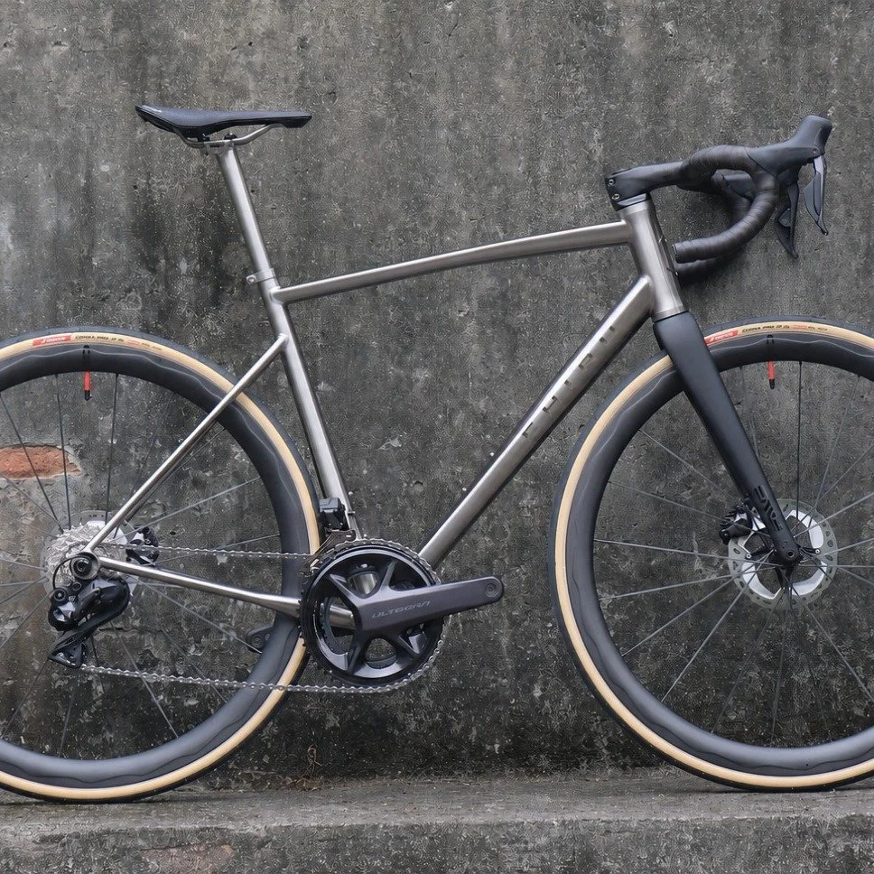 ALLURE-R (R = Road) stands out with its clean, refined lines and distinctly modern geometry, combined with high-performance premium titanium tubing, delivering the ideal balance of timelessness, performance and versatility.

3 Key Features of the ALL