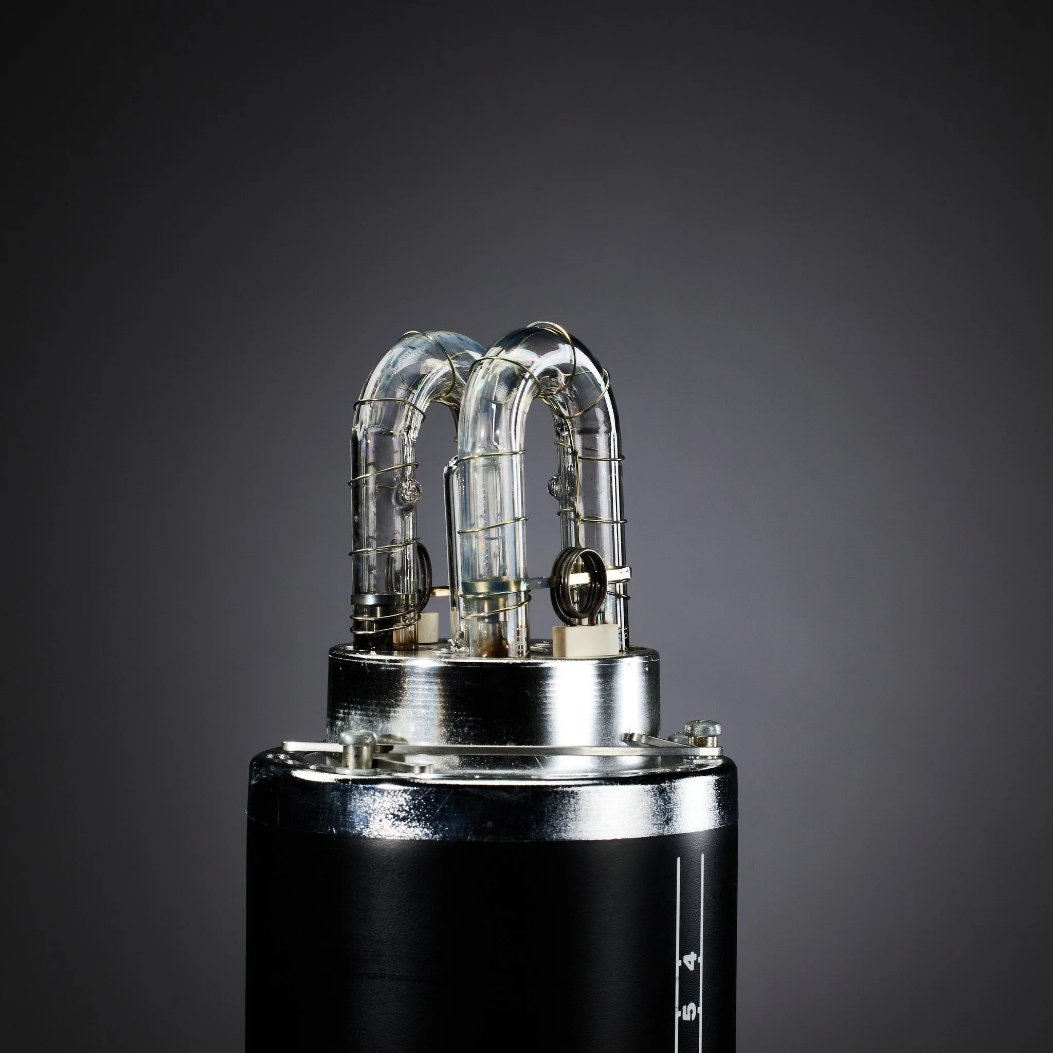 Power, precision, and performance &ndash; the Profoto Bi-Tube Head is here to elevate your shoot! Double the power, double the possibilities! Attach to two power packs for a total of 4800 w/s, giving you unmatched energy. Pair with one generator, enj