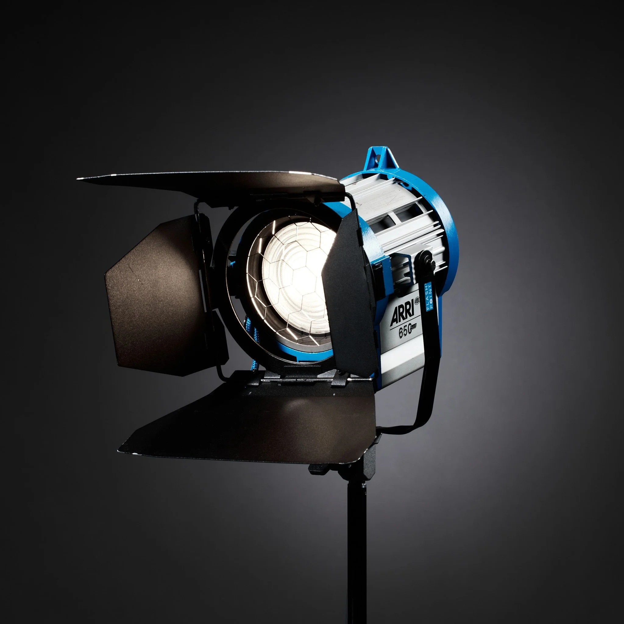 The ARRI 650 is a lightweight tungsten fresnel spotlight that packs a punch. Despite its small size, its short focal length and wide-angle lens deliver impressive light output and excellent distribution across the full beam area. Perfect for your nex