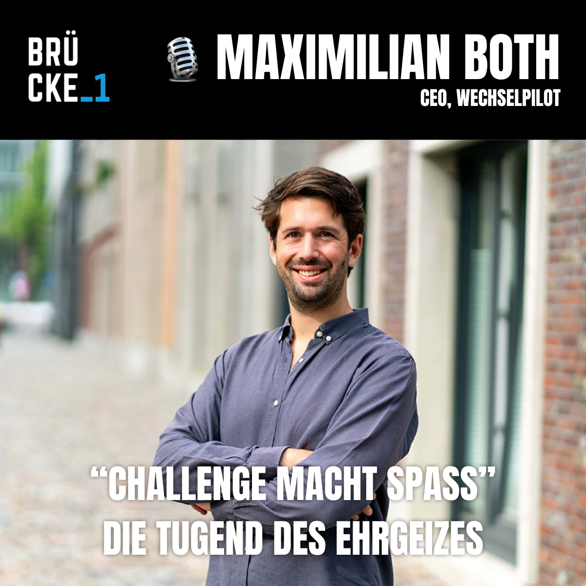 Ein Mann steht vor einer Stadtfassade mit Blick in die Kamera, lächelt, mit verschränkten Armen, trägt ein blaugraues Hemd. Oben Textbox mit schwarzem Hintergrund und weißer Schrift: "BRÜCKE_1 Maximilian Borth, CEO, Wechselpilot". Darunter ein Zitat: "Challenge macht Spaß" die Tugend des Ehrgeizes.