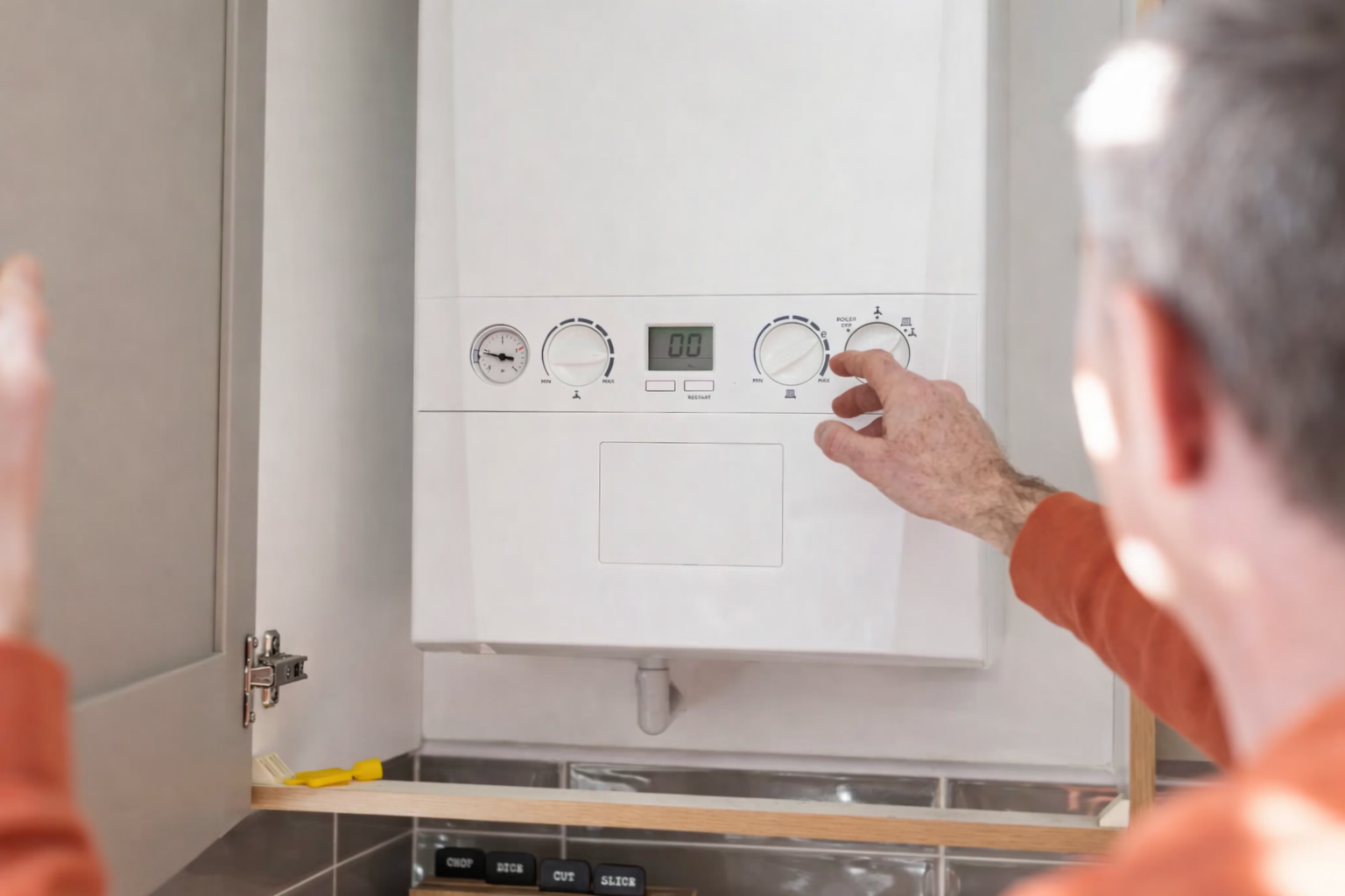 Monteur stelt een cv-ketel af voor verwarming en warm water tijdens onderhoud.