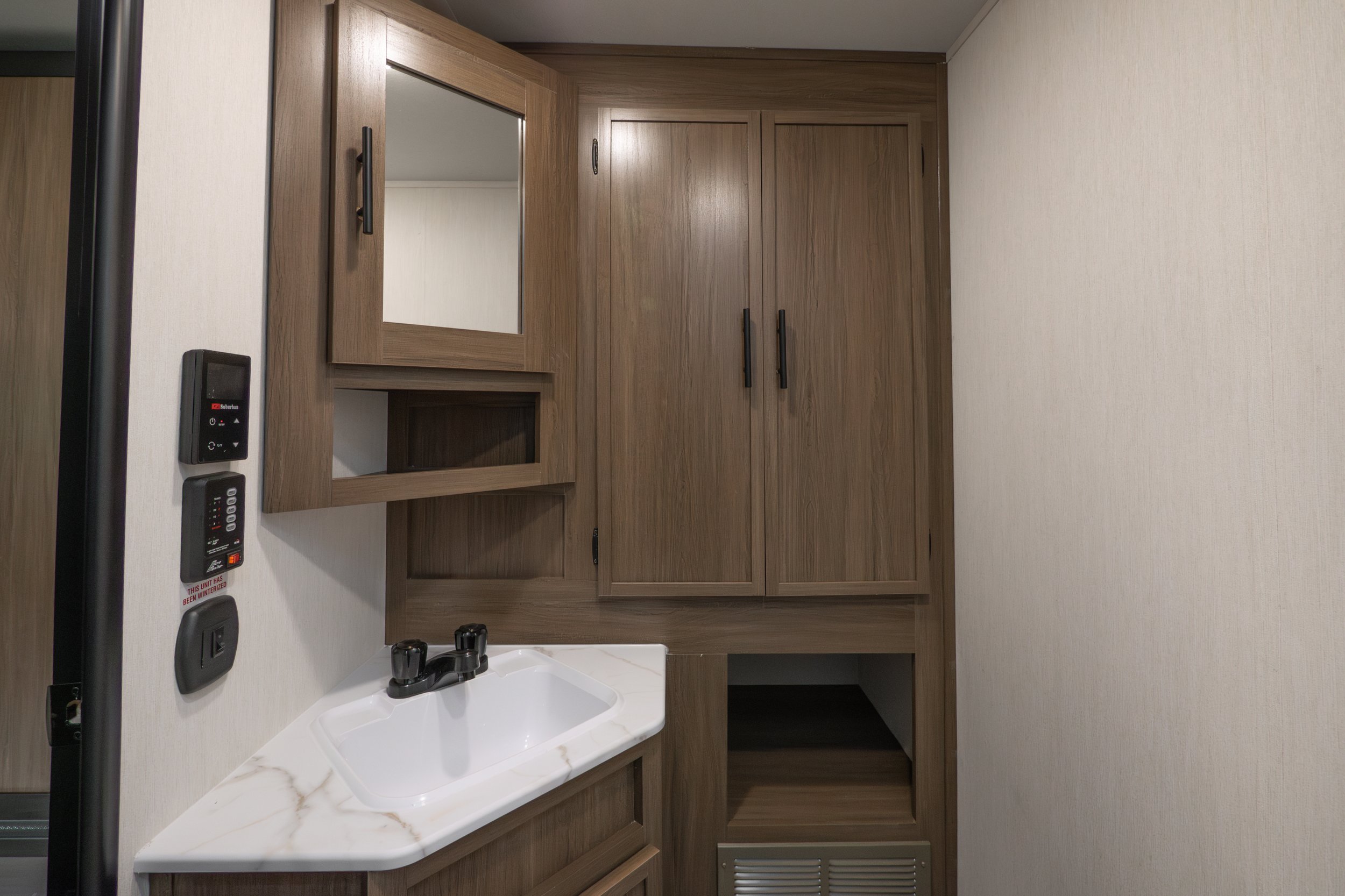 16. Bathroom.jpg