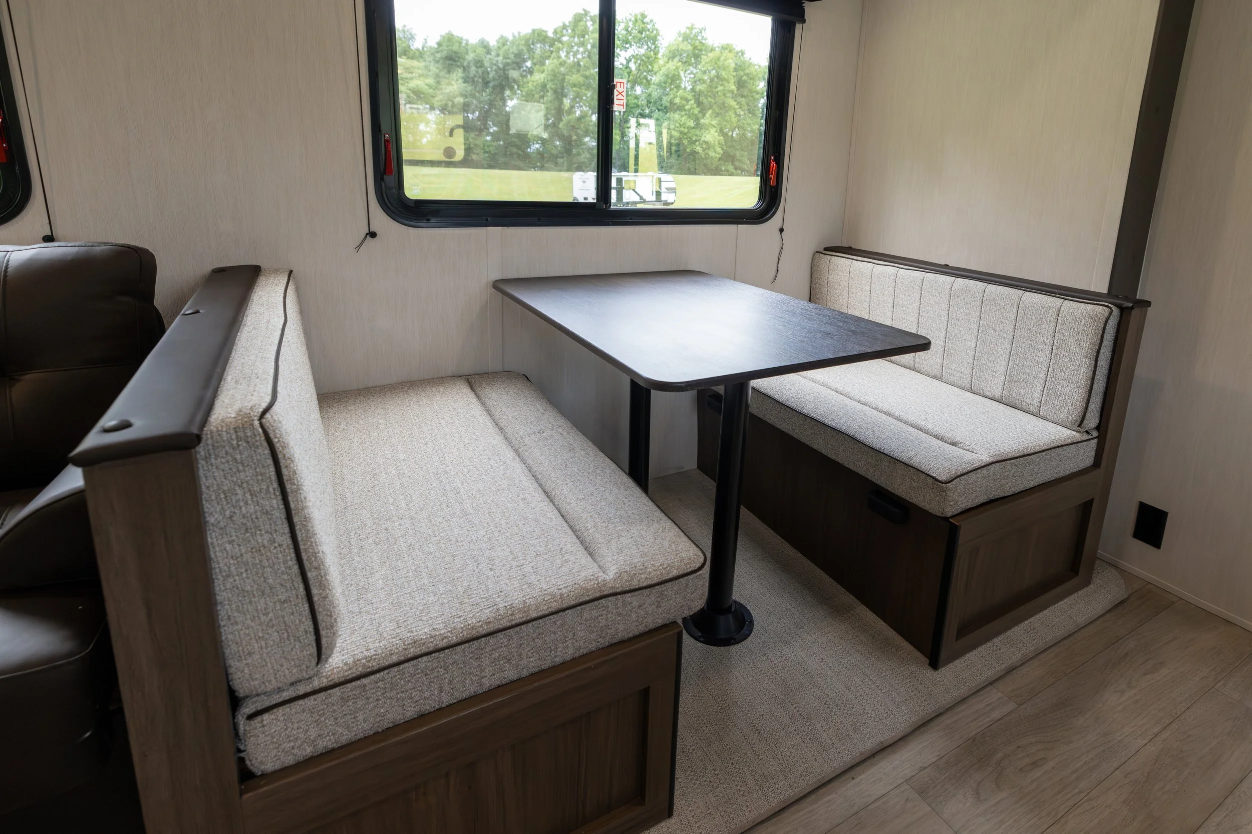 9. Dinette.jpg