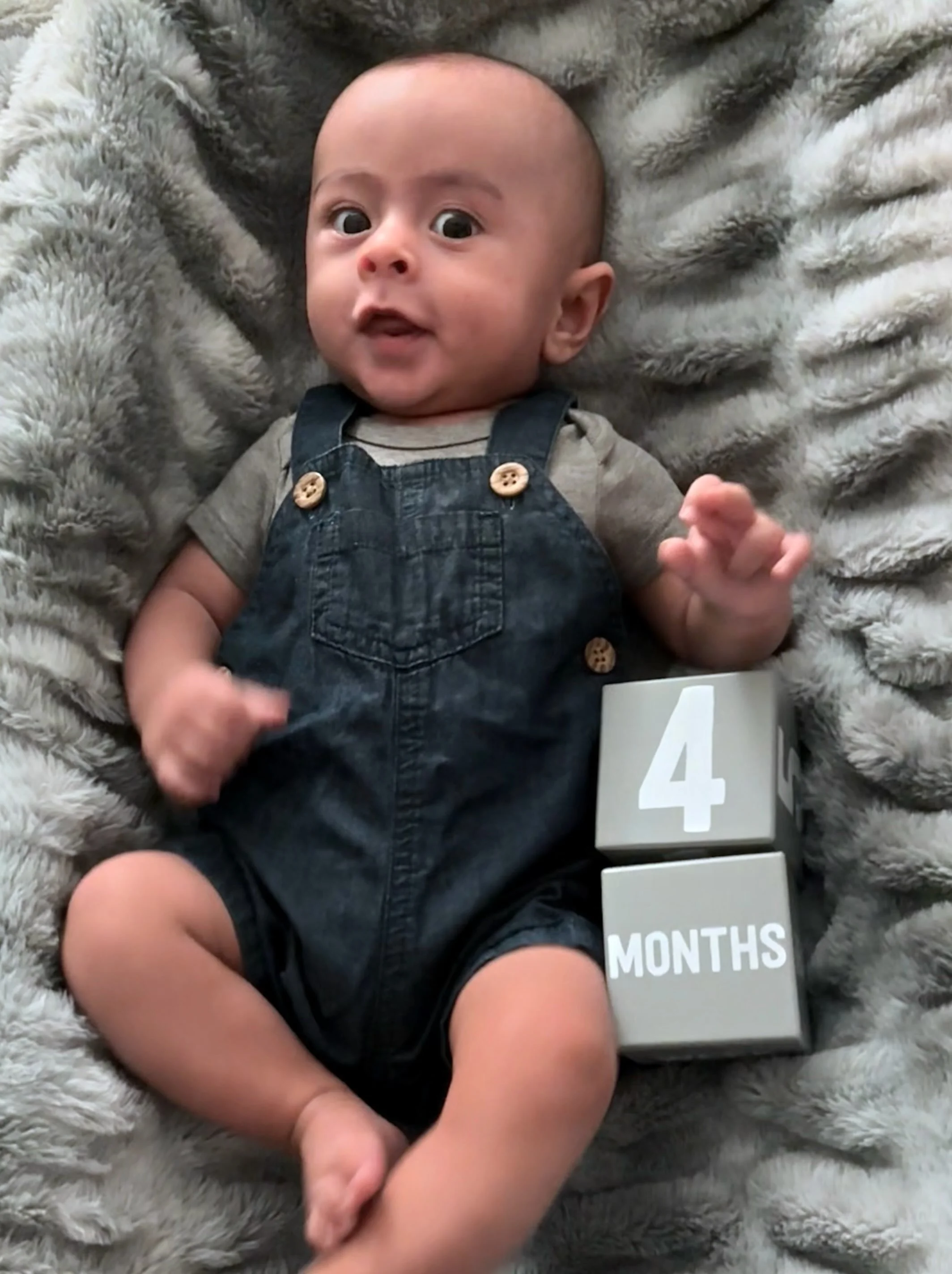 Ezzie says: I hope you have a day as amazing as you are! 

Happy Tuesday, everyone 🤍