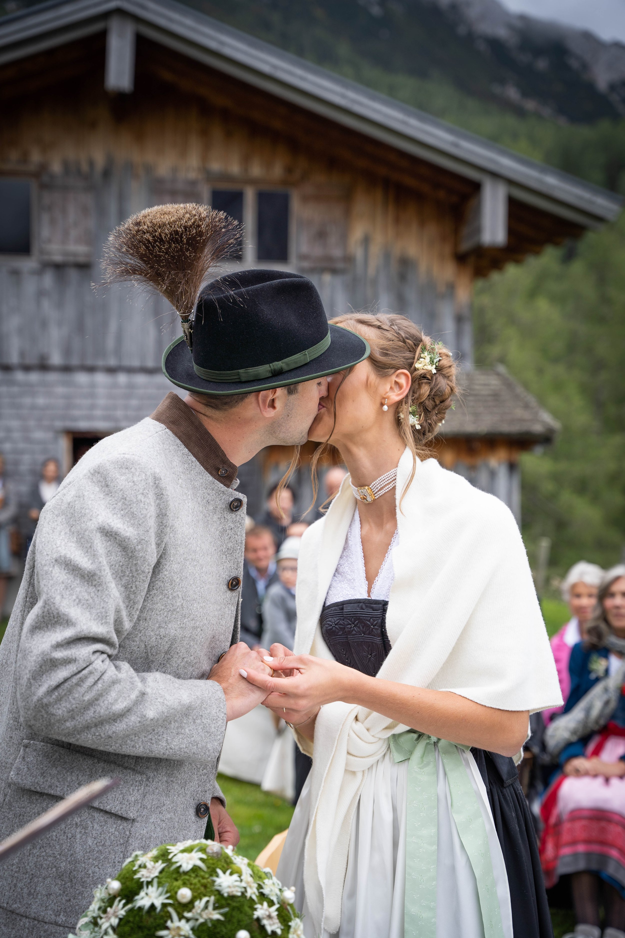 Heiraten in den Bergen in Filzmoos, Österreich, auf der Löckenwaldhütte (Die Alm Filzmoos - Weddings & Events).