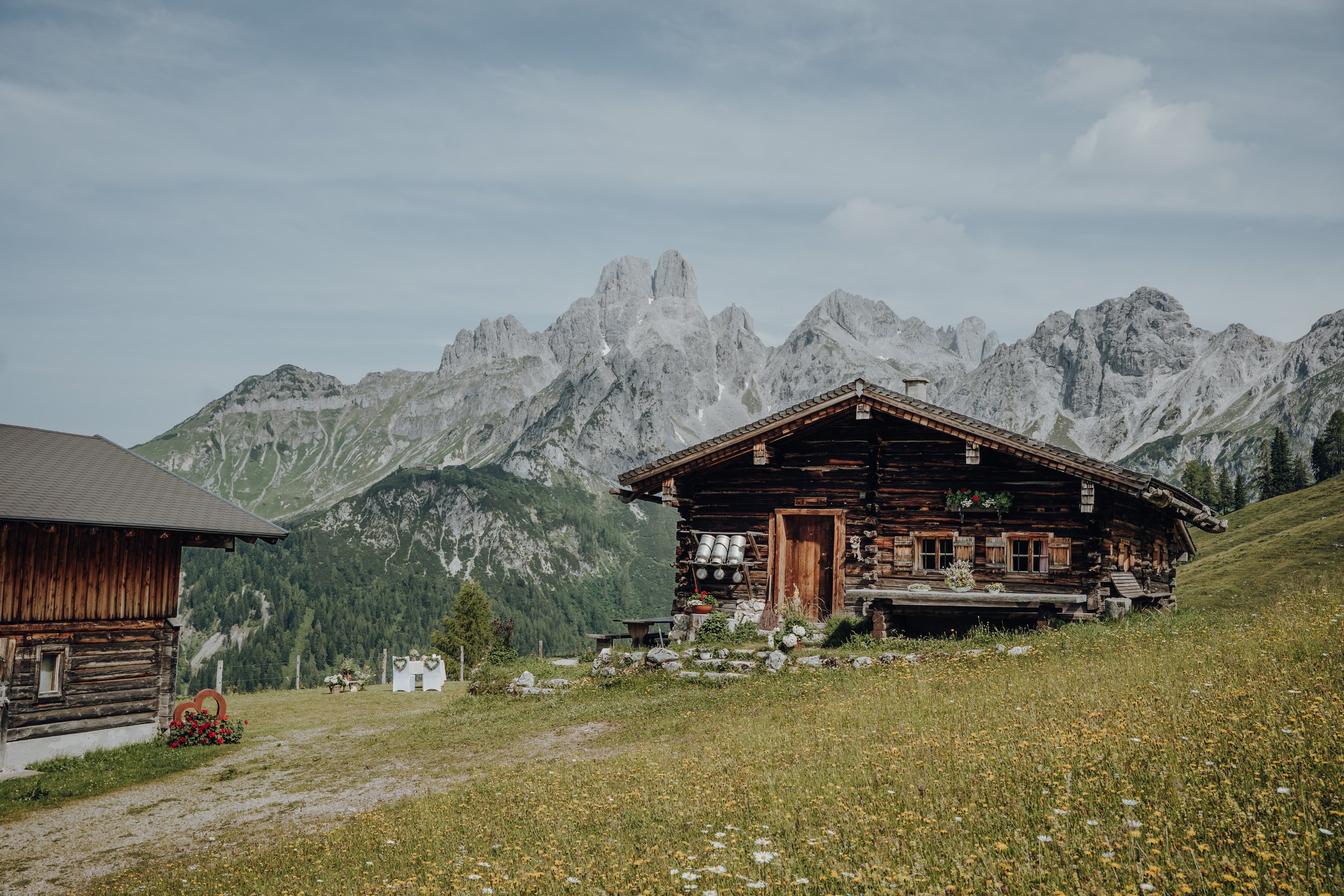Heiraten in den Bergen in Filzmoos, Österreich, auf der Löckenwaldhütte (Die Alm Filzmoos - Weddings & Events).