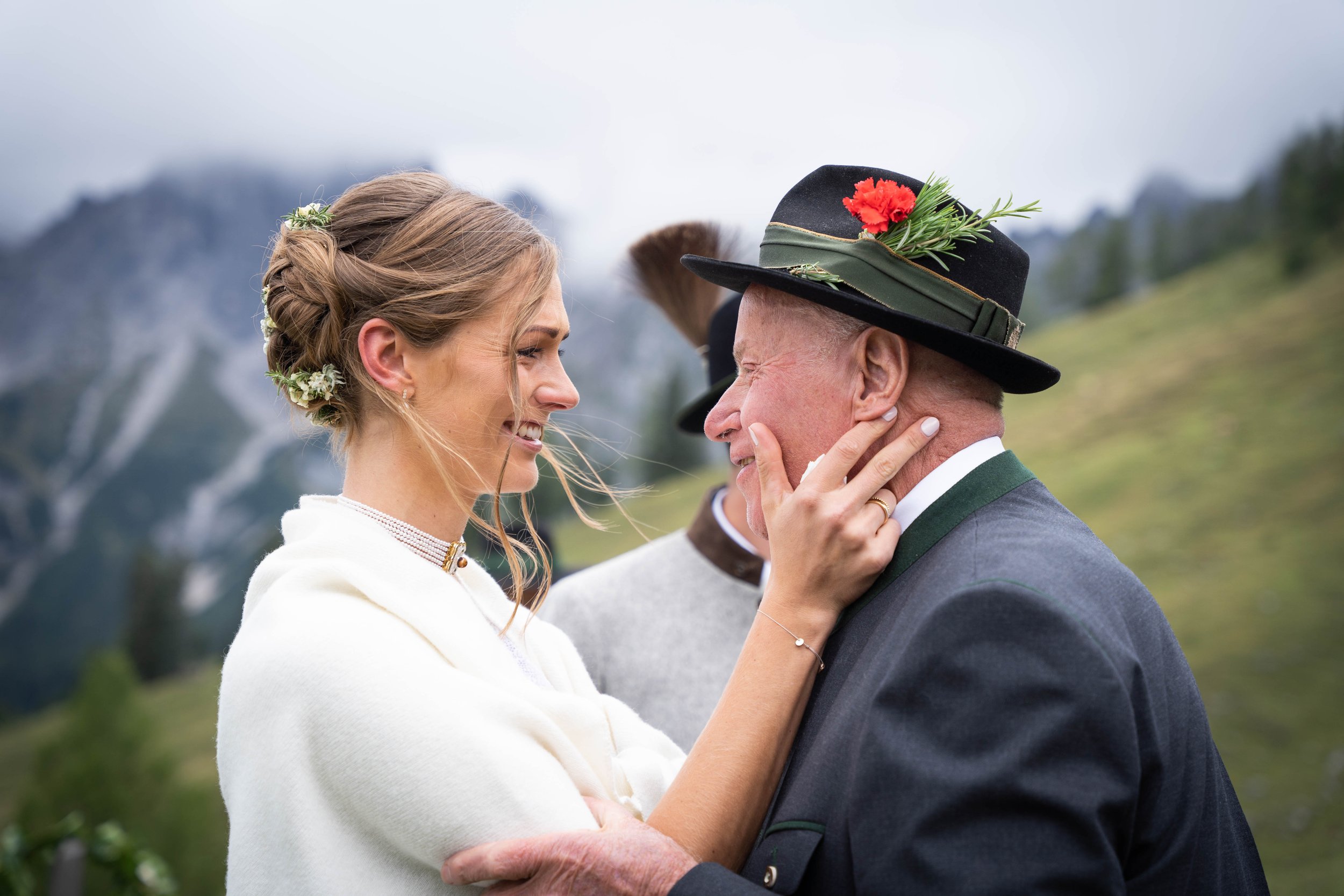 Heiraten in den Bergen in Filzmoos, Österreich, auf der Löckenwaldhütte (Die Alm Filzmoos - Weddings & Events).