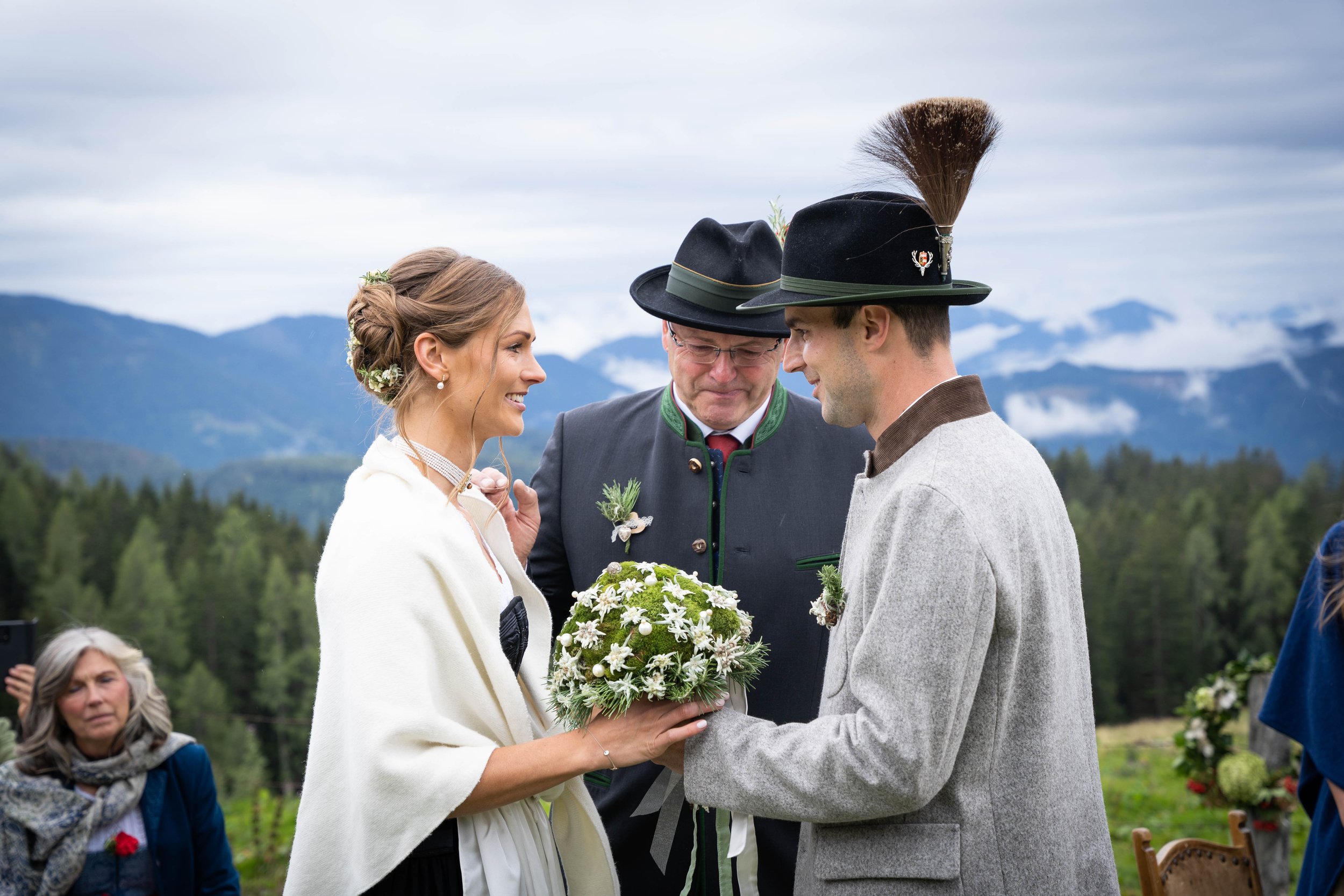 Heiraten in den Bergen in Filzmoos, Österreich, auf der Löckenwaldhütte (Die Alm Filzmoos - Weddings & Events).