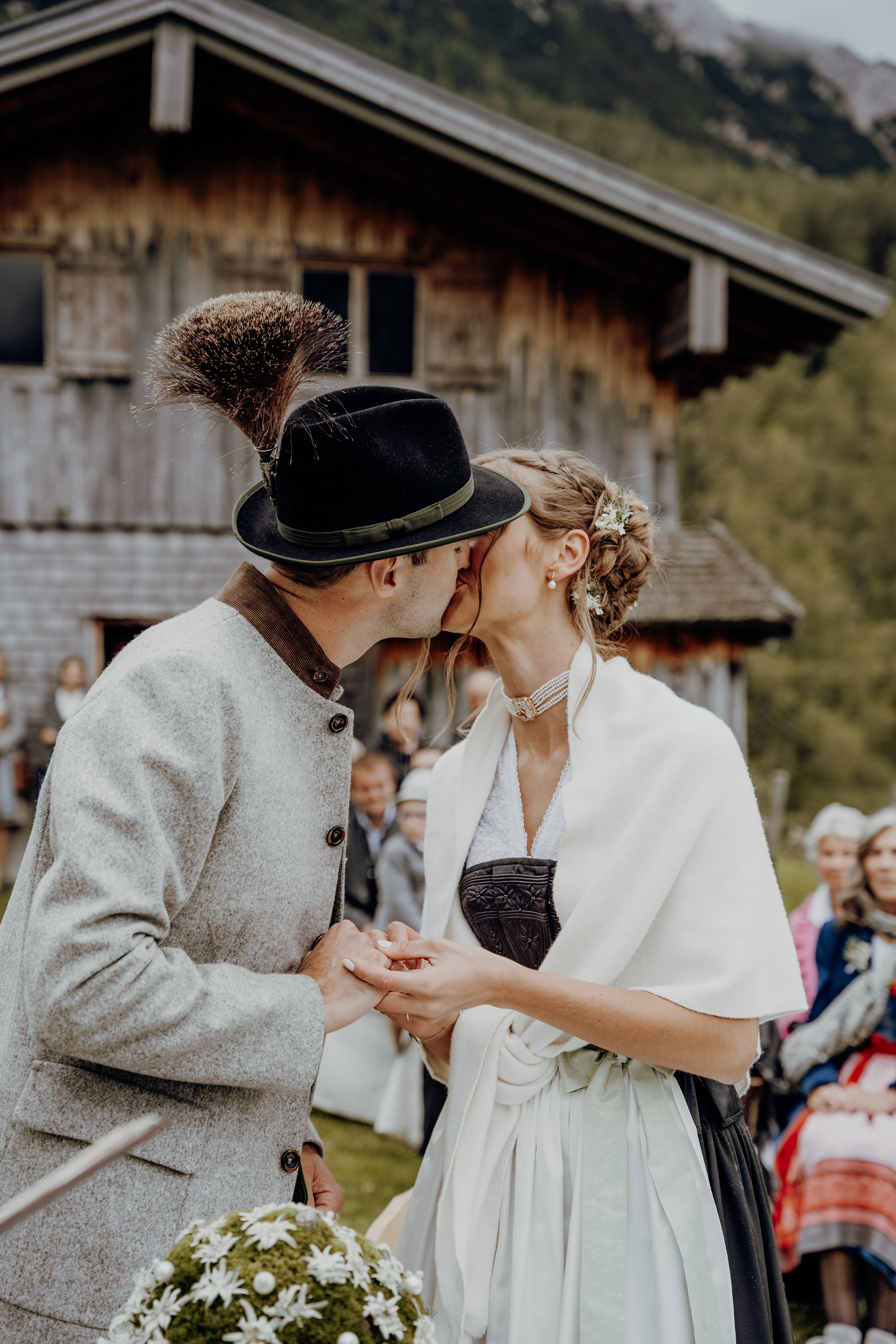 Heiraten in den Bergen in Filzmoos, Österreich, auf der Löckenwaldhütte (Die Alm Filzmoos - Weddings & Events).
