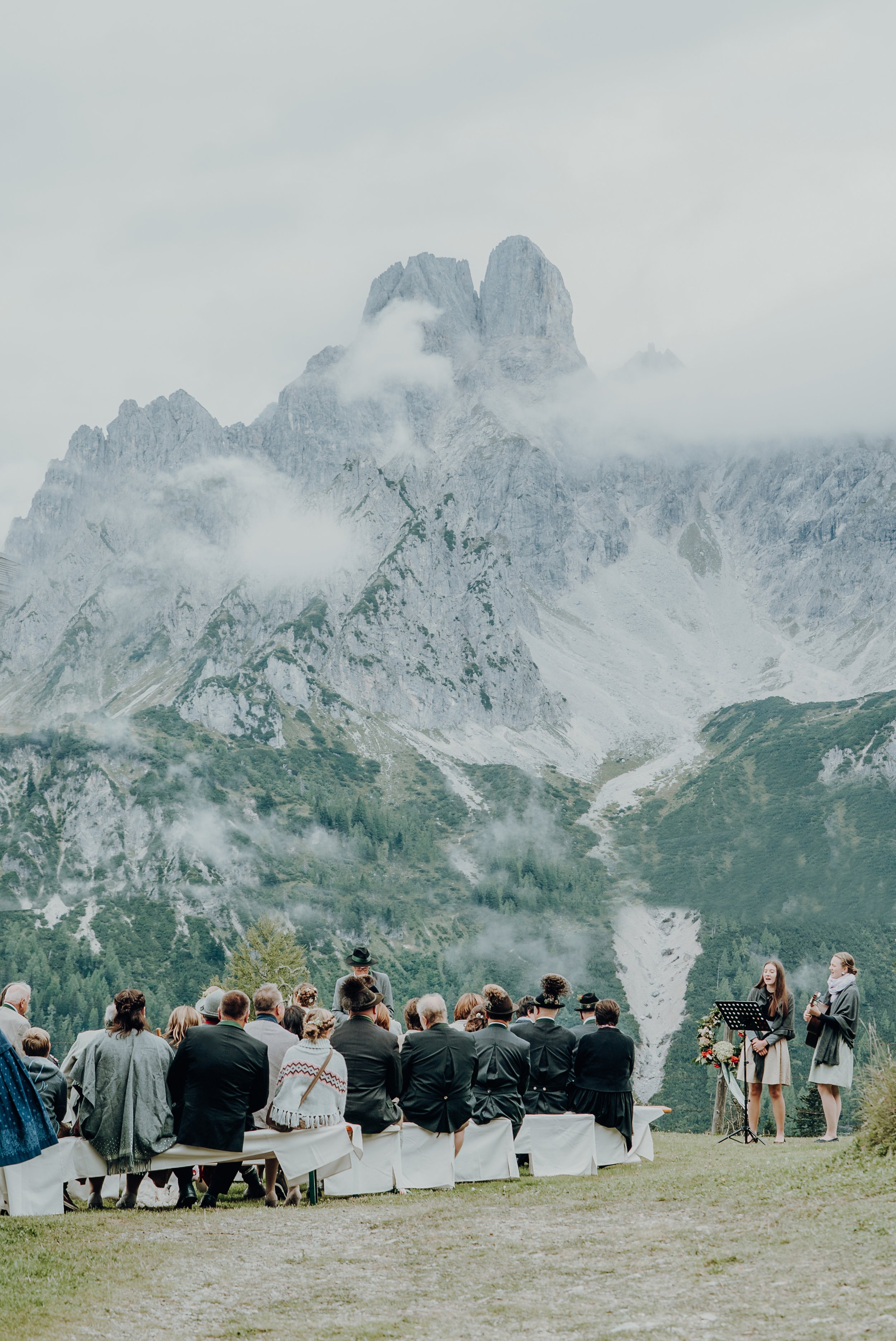 Heiraten in den Bergen in Filzmoos, Österreich, auf der Löckenwaldhütte (Die Alm Filzmoos - Weddings & Events).