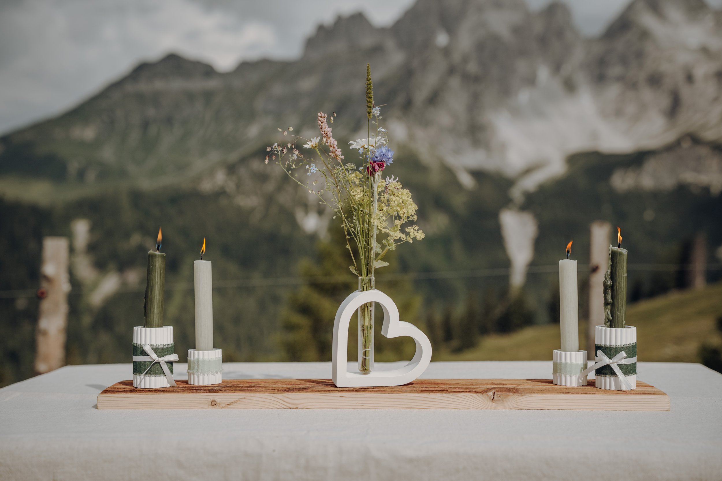 Heiraten in den Bergen in Filzmoos, Österreich, auf der Löckenwaldhütte (Die Alm Filzmoos - Weddings & Events).