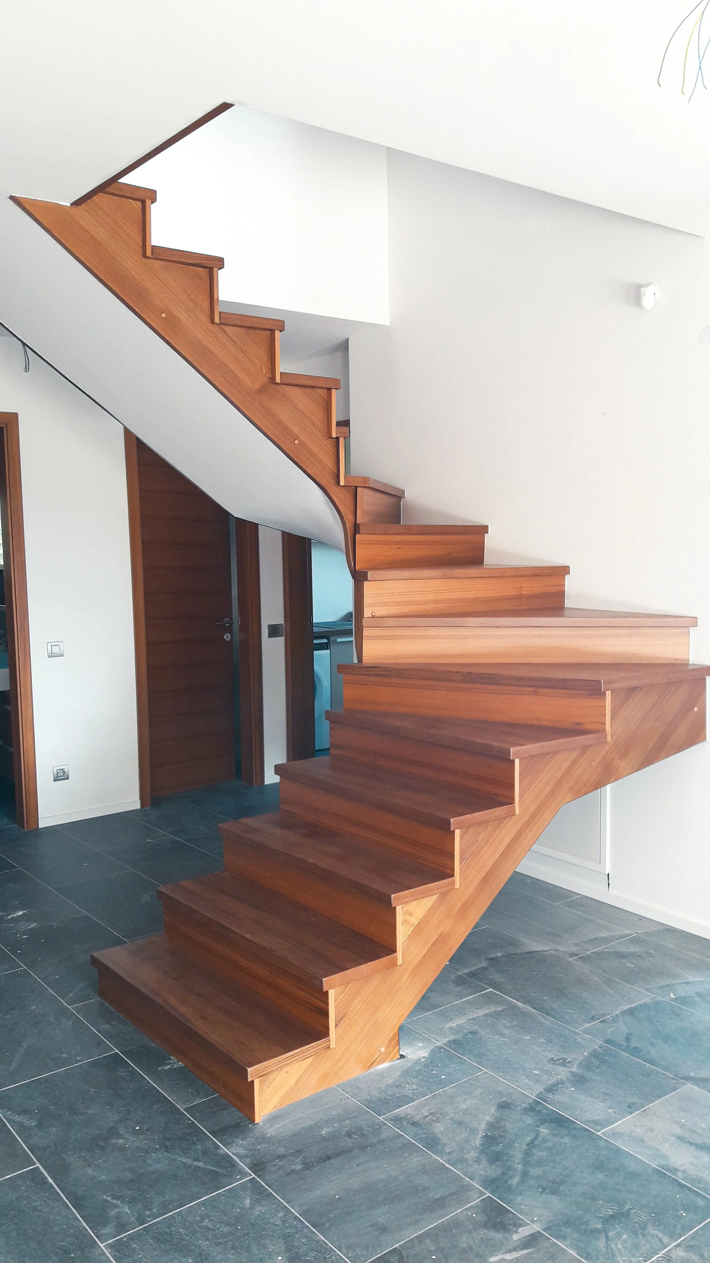 U zaprte nasedlane prekrivanje tik na beton 1.jpg