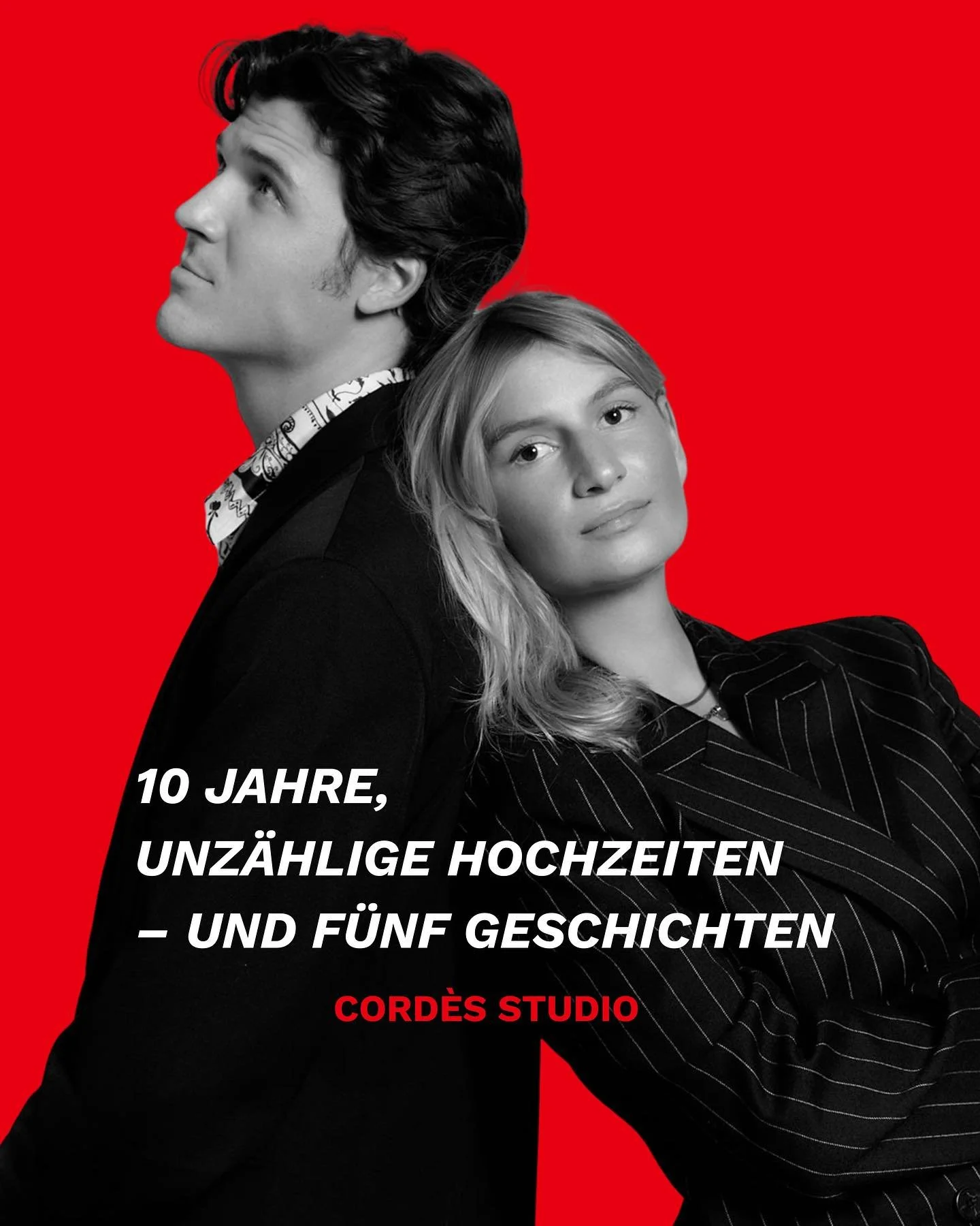 10 Jahre, unz&auml;hlige Hochzeiten &ndash; und f&uuml;nf Geschichten, die unseren Weg bestimmt haben.
Wir nehmen euch mit hinter die Kulissen unseres Weges als Hochzeits-Videografen: f&uuml;nf Erfahrungen, aus denen wir f&uuml;nf Lektionen gezogen h