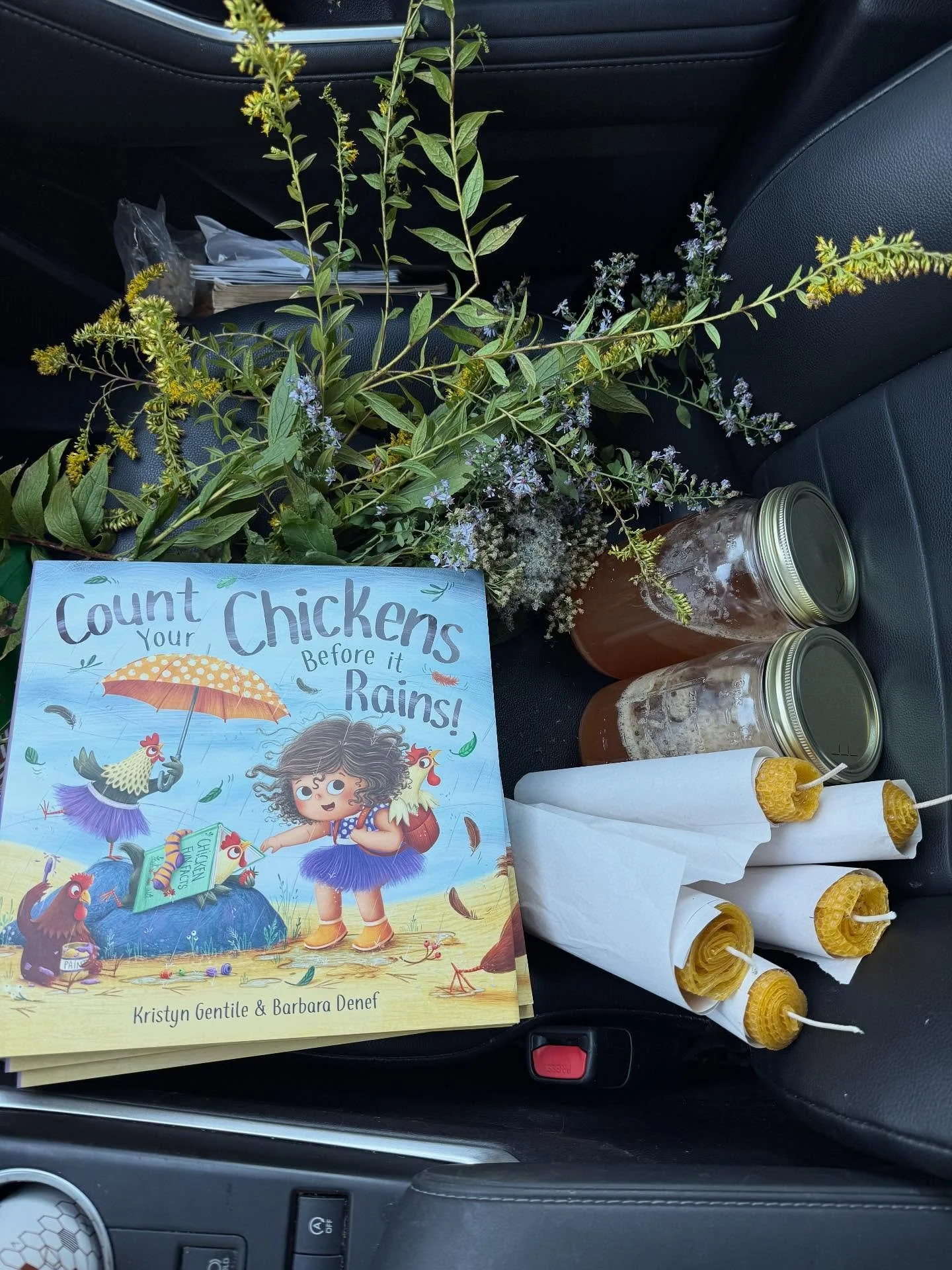 Today was a good, good day. ☀️

Nothing says fall fest like a day at the farm making apple cider &amp; beeswax candles ! My babies made such a beautiful bouquet for me too 😍💜

Afterwards, we did a little book drop off for my favorite book trailer @