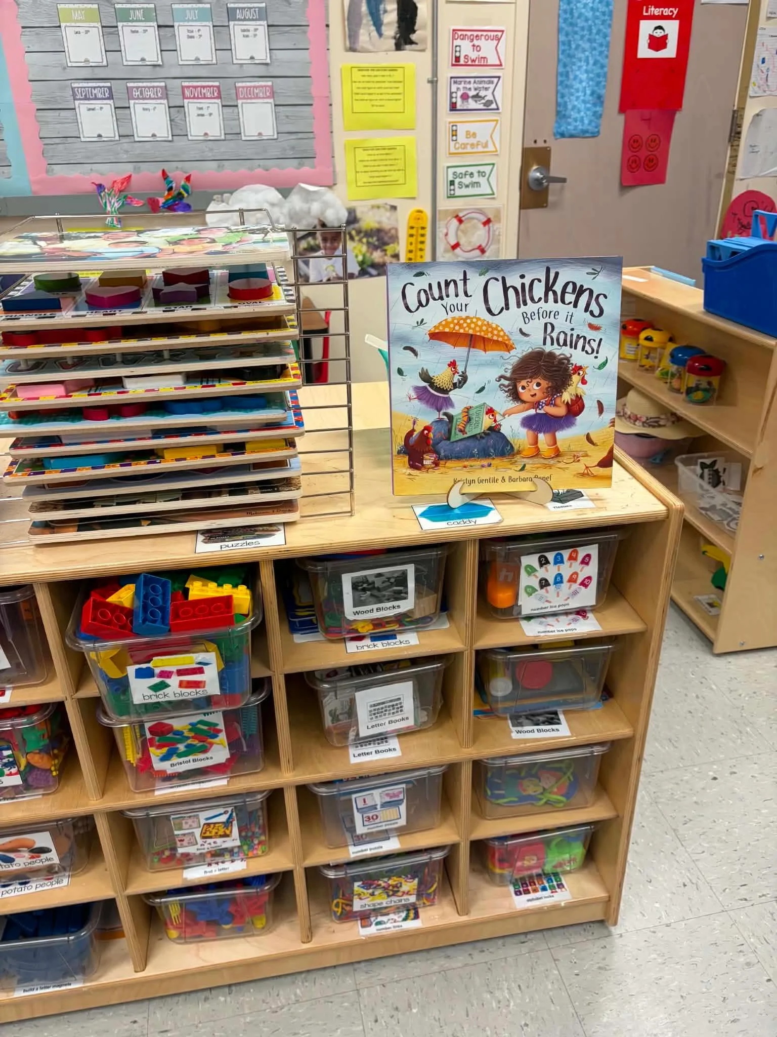The most perfect display at a school 🤩

Did you know my book is educational?! 

Not only does it have 10 chicken facts at the end, but there&rsquo;s counting throughout the pages, in a fun way that grabs the child&rsquo;s attention! 

Thanks for the
