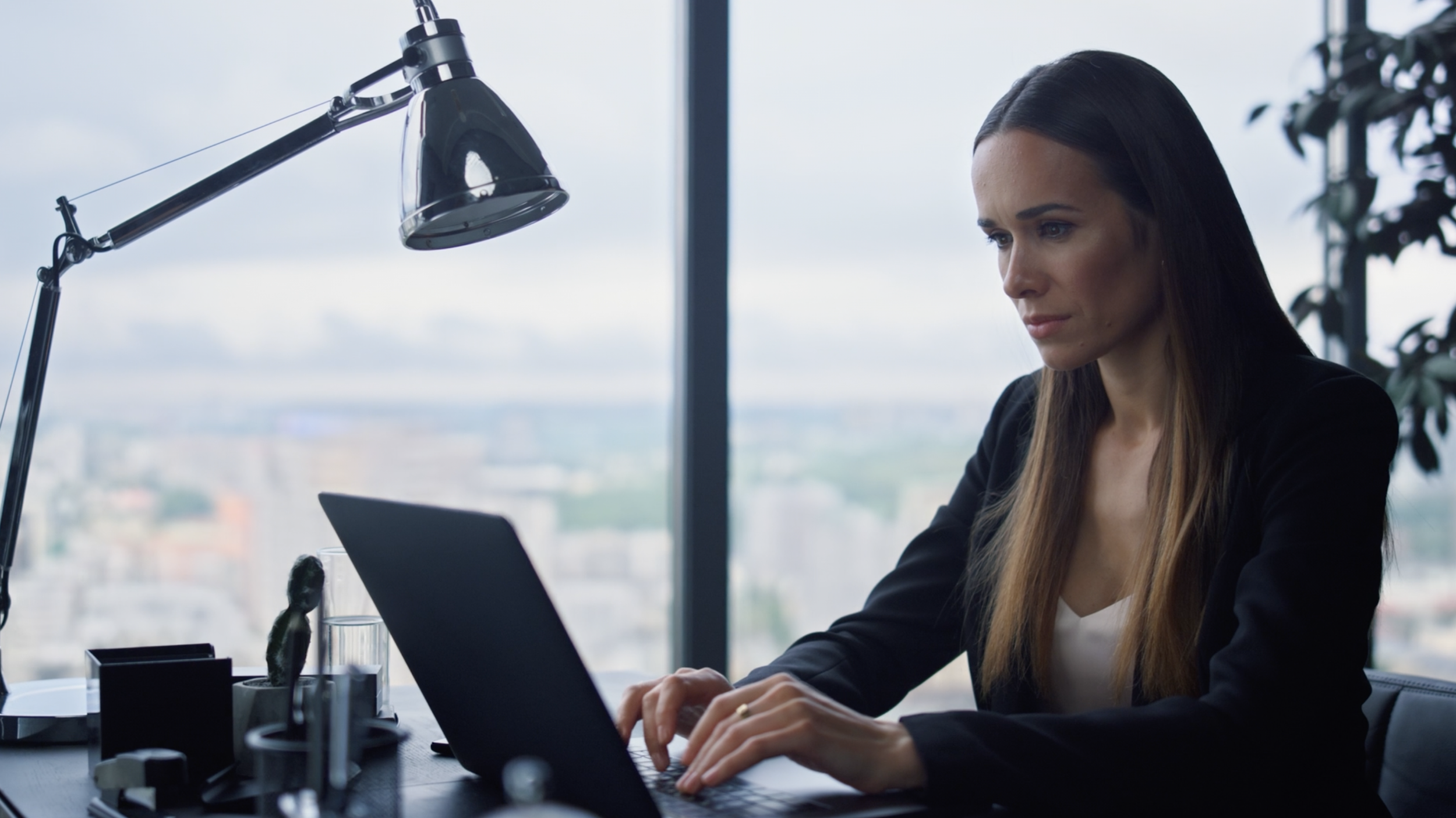 Buisnessfrau am Schreibtisch mit Laptop