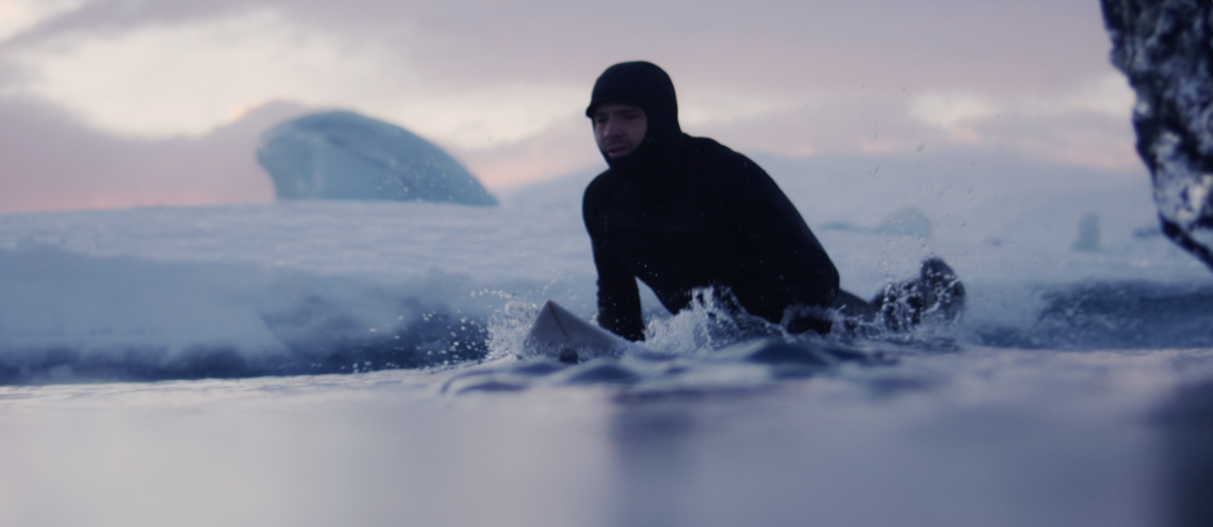 Surfer im Meer bei Sonnenuntergang